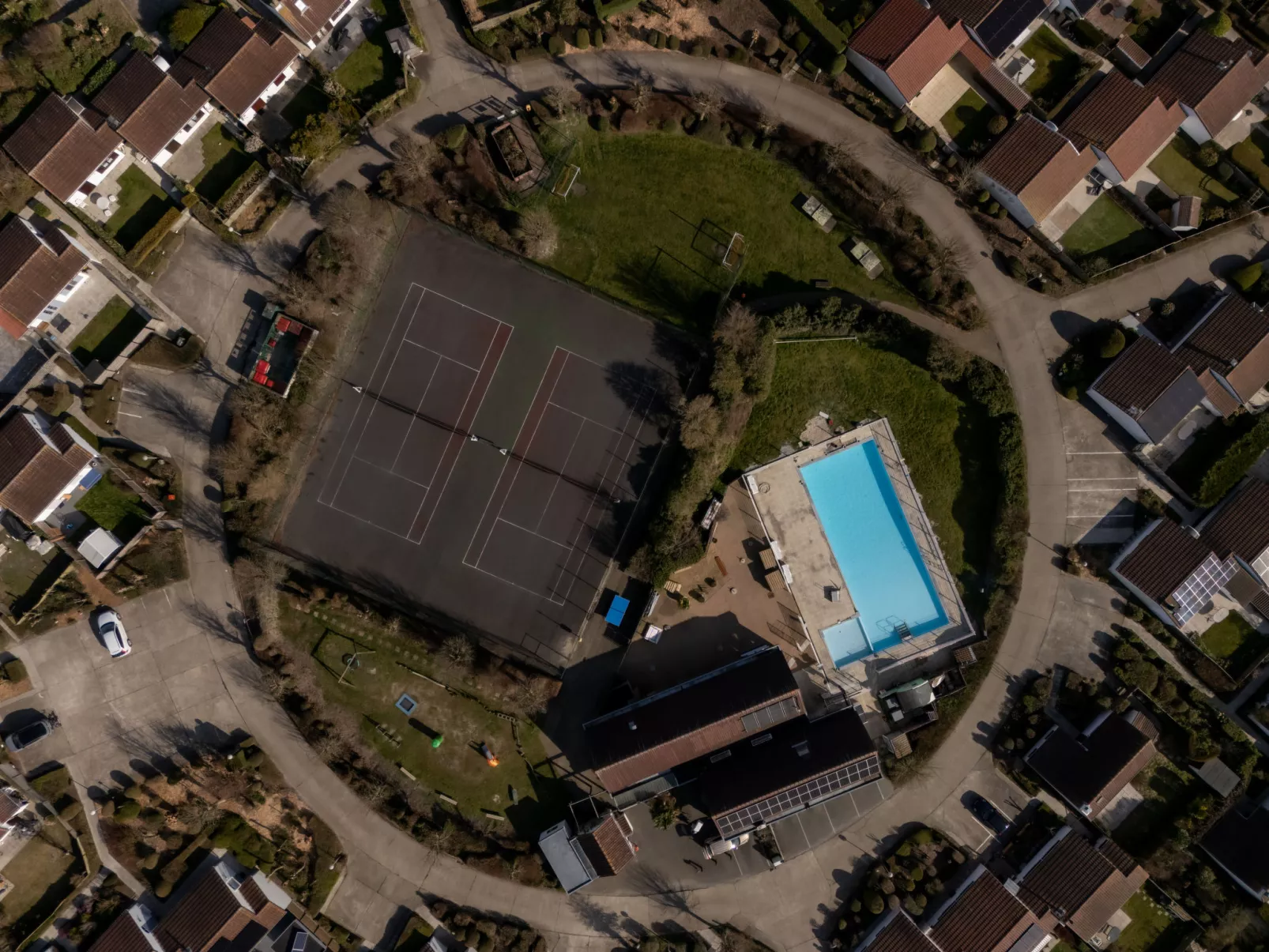 V32 with parking and shared pool-Buiten