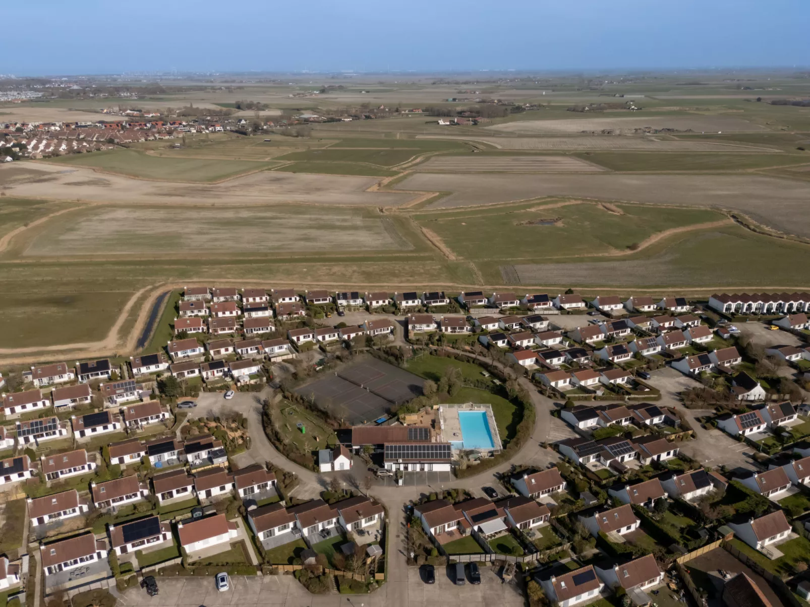 V32 with parking and shared pool-Buiten