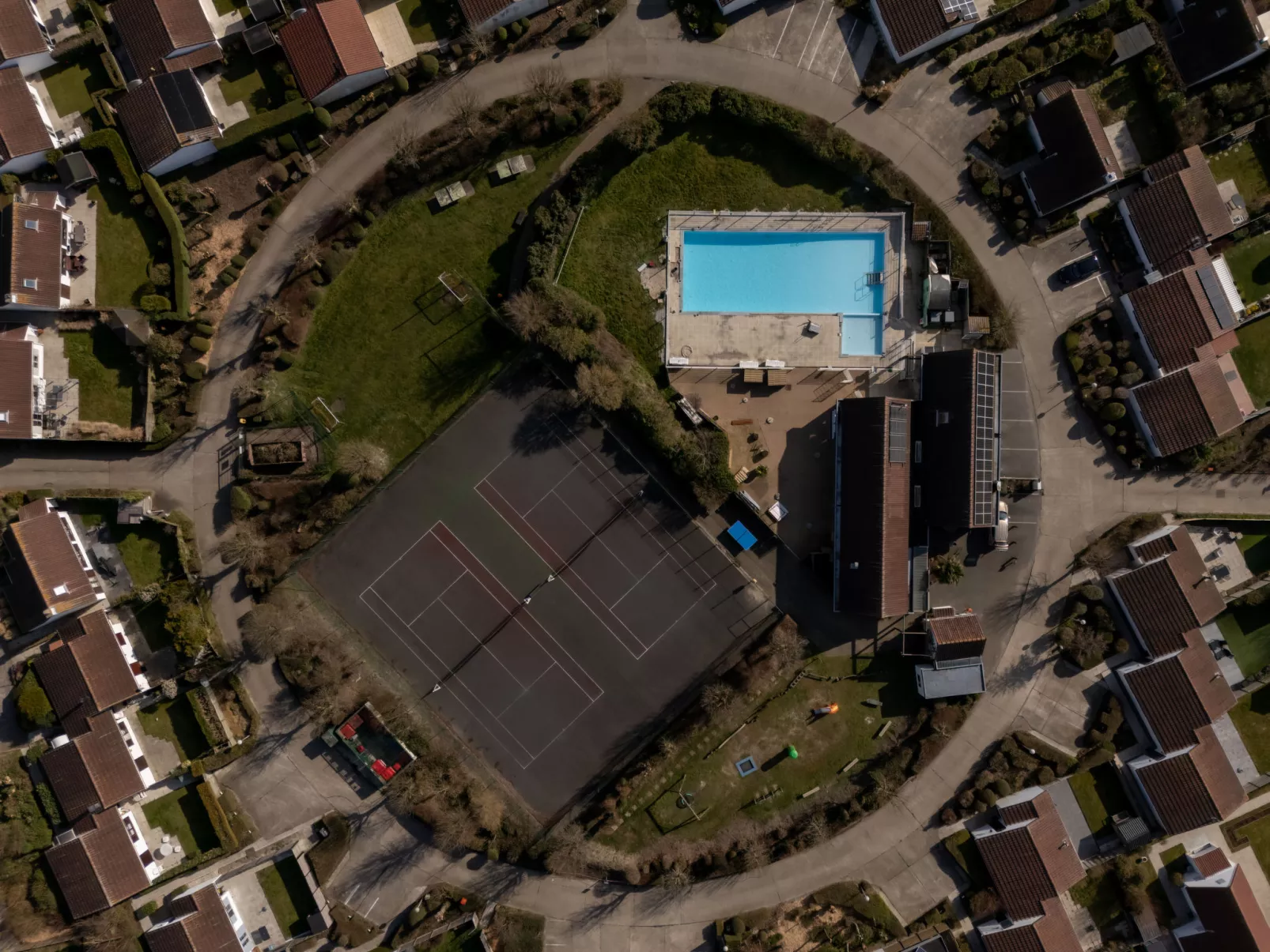 V32 with parking and shared pool-Buiten