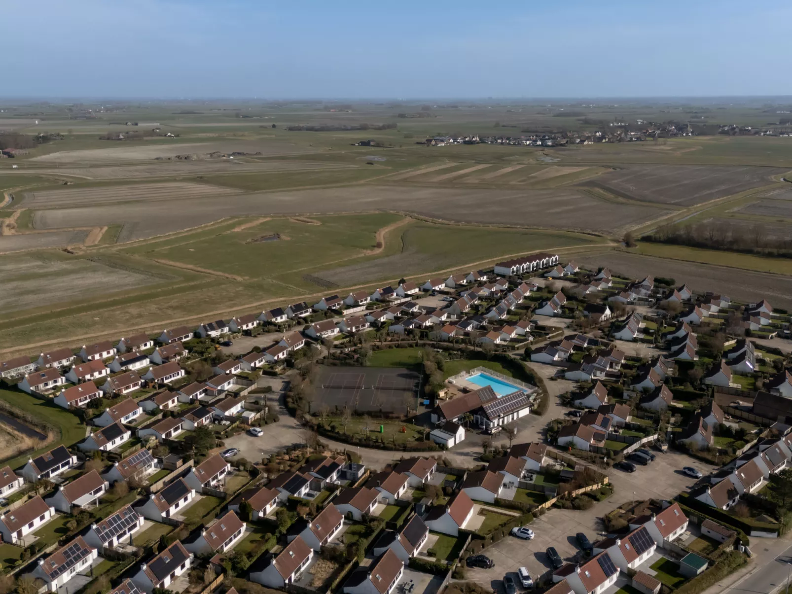 V32 with parking and shared pool-Buiten