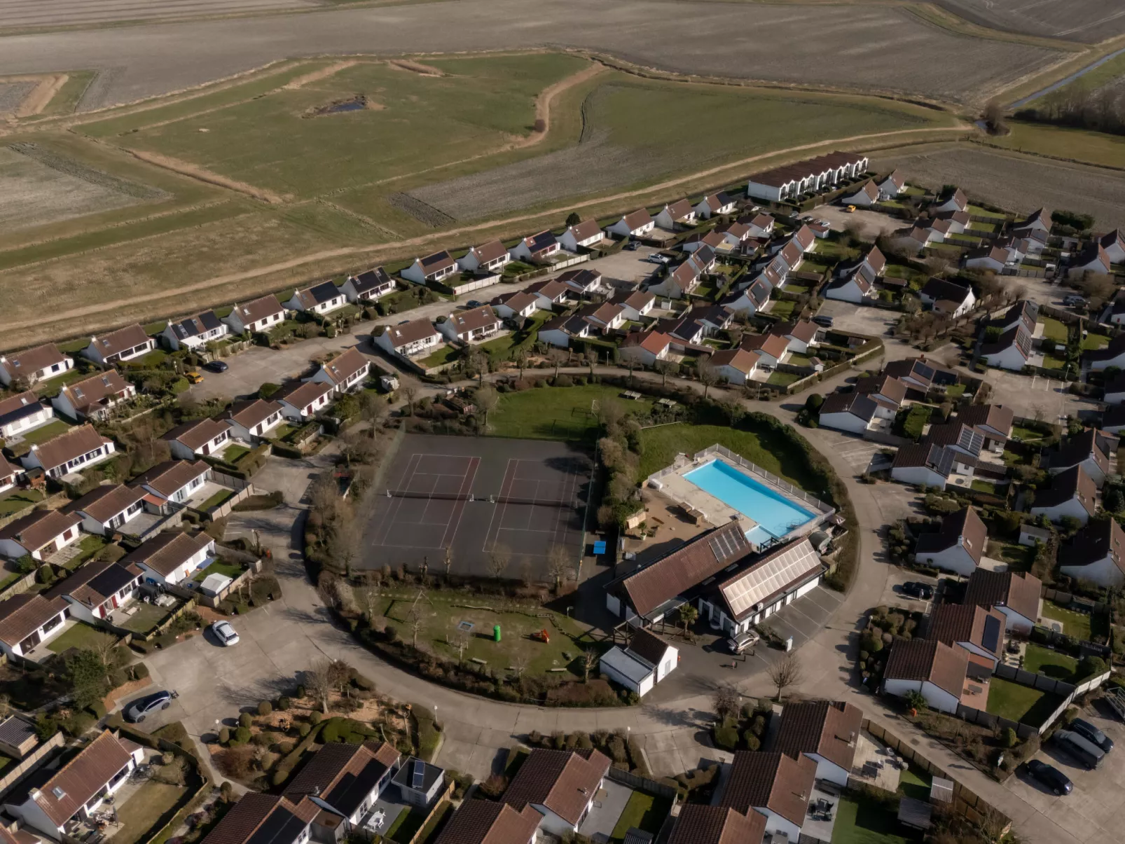 V32 with parking and shared pool-Buiten