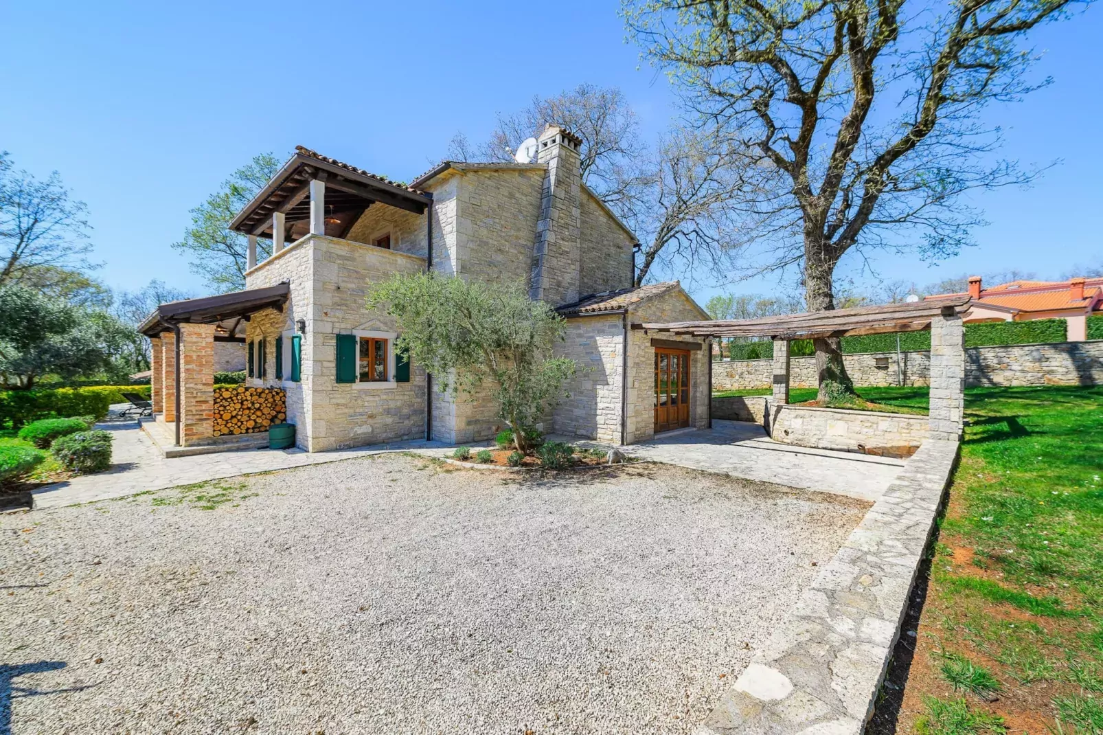 Villa Elaya-Buitenkant zomer