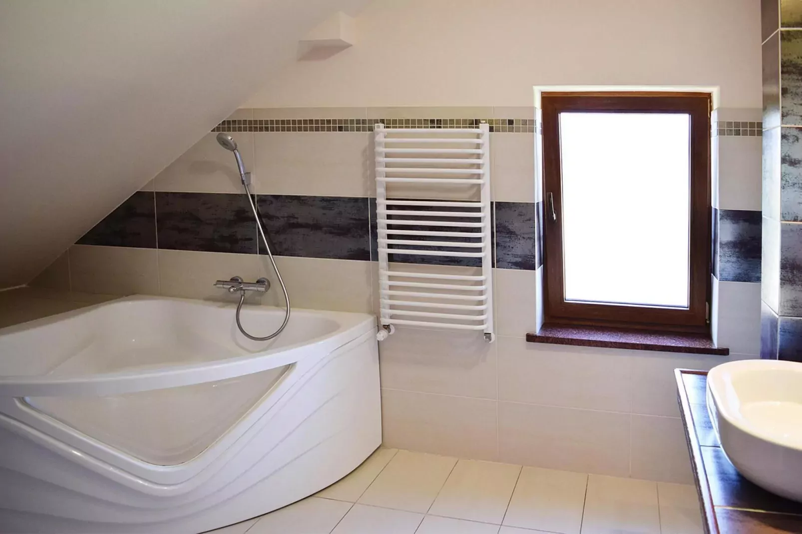 Holiday home at the lake in Kiedrowice-Badkamer