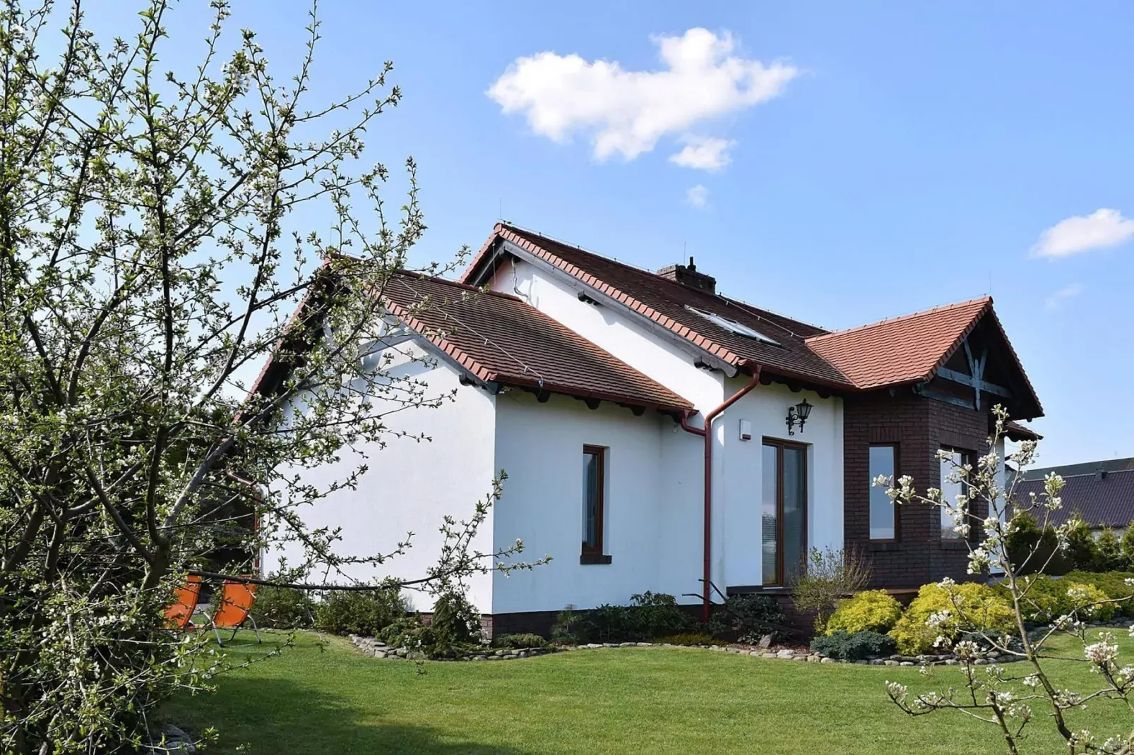 Holiday home at the lake in Kiedrowice-Buitenkant zomer