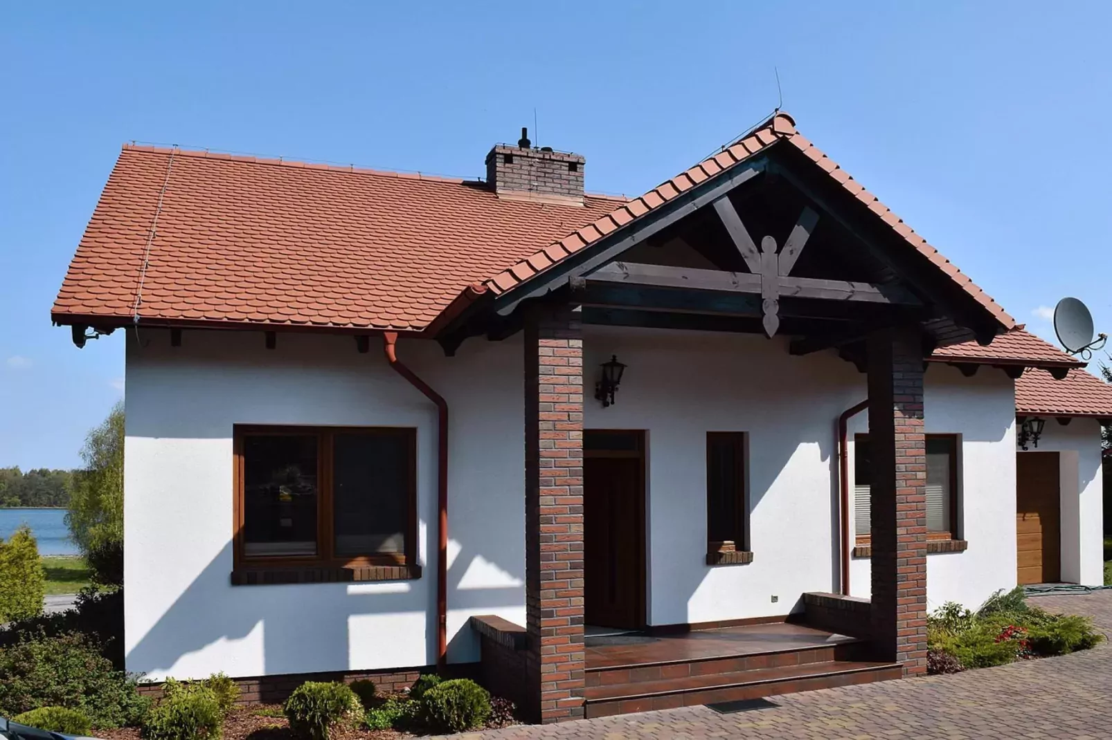 Holiday home at the lake in Kiedrowice-Buitenkant zomer