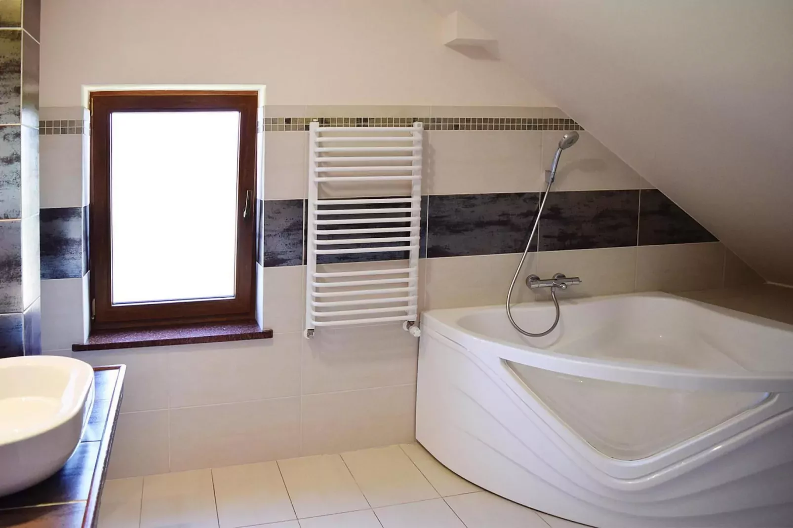 Holiday home at the lake in Kiedrowice-Badkamer