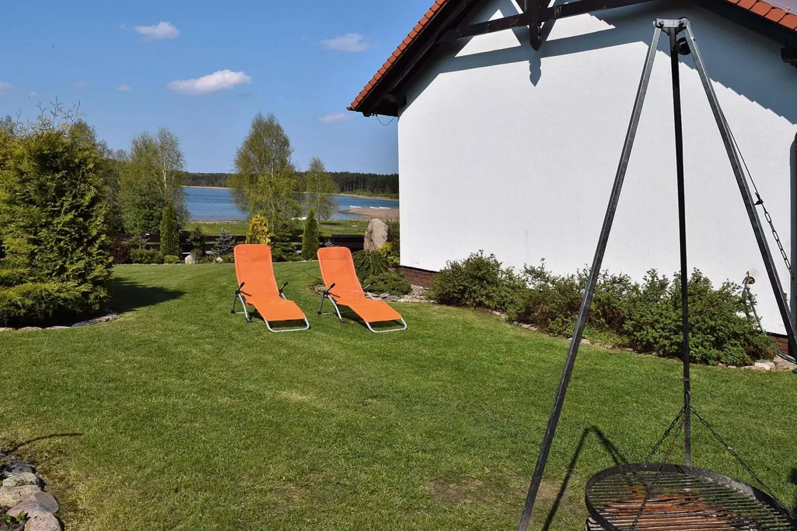 Holiday home at the lake in Kiedrowice-Tuinen zomer