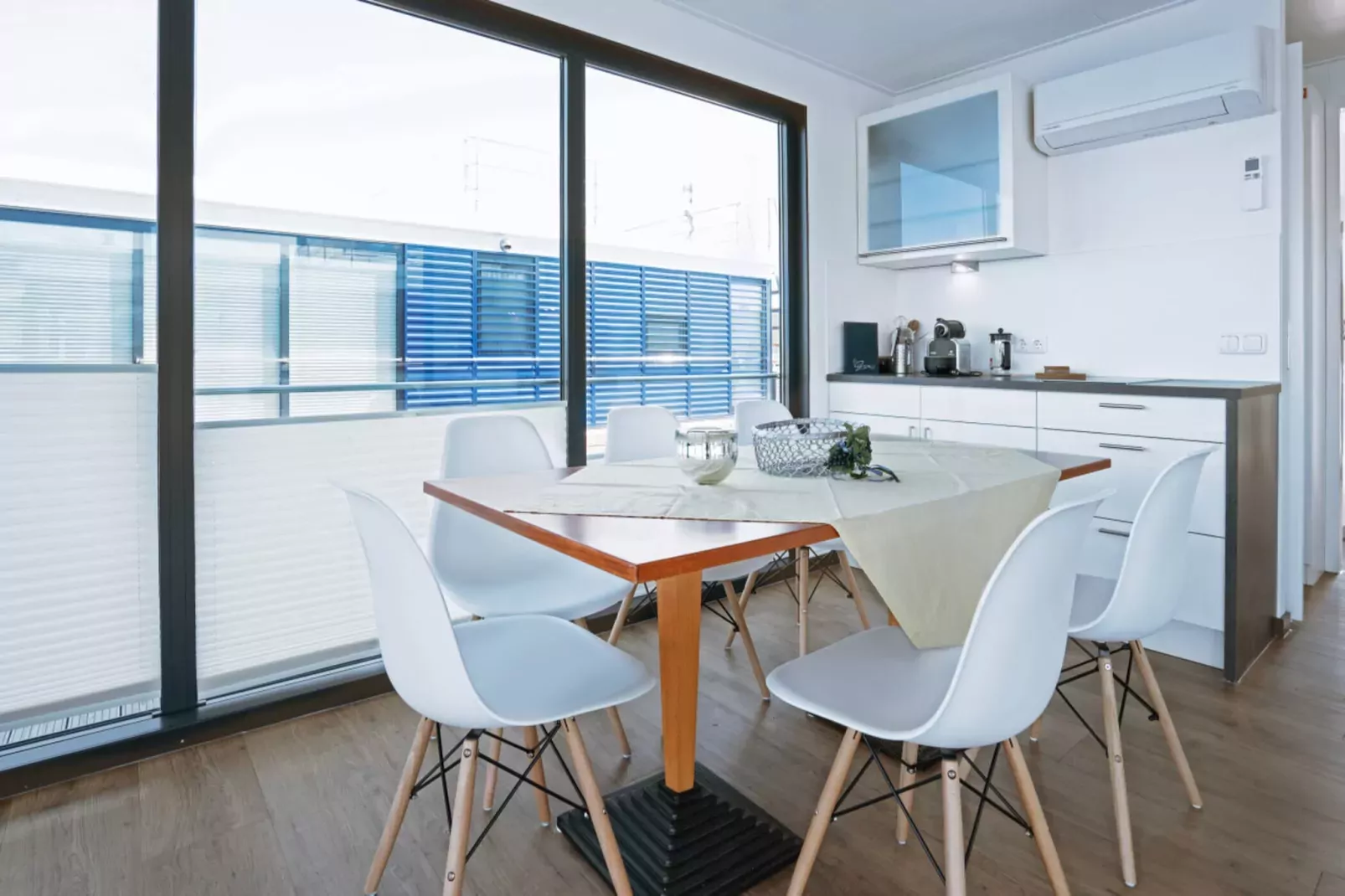Floating 44 - LP 6 / 1-2 Personen-Eetkamer