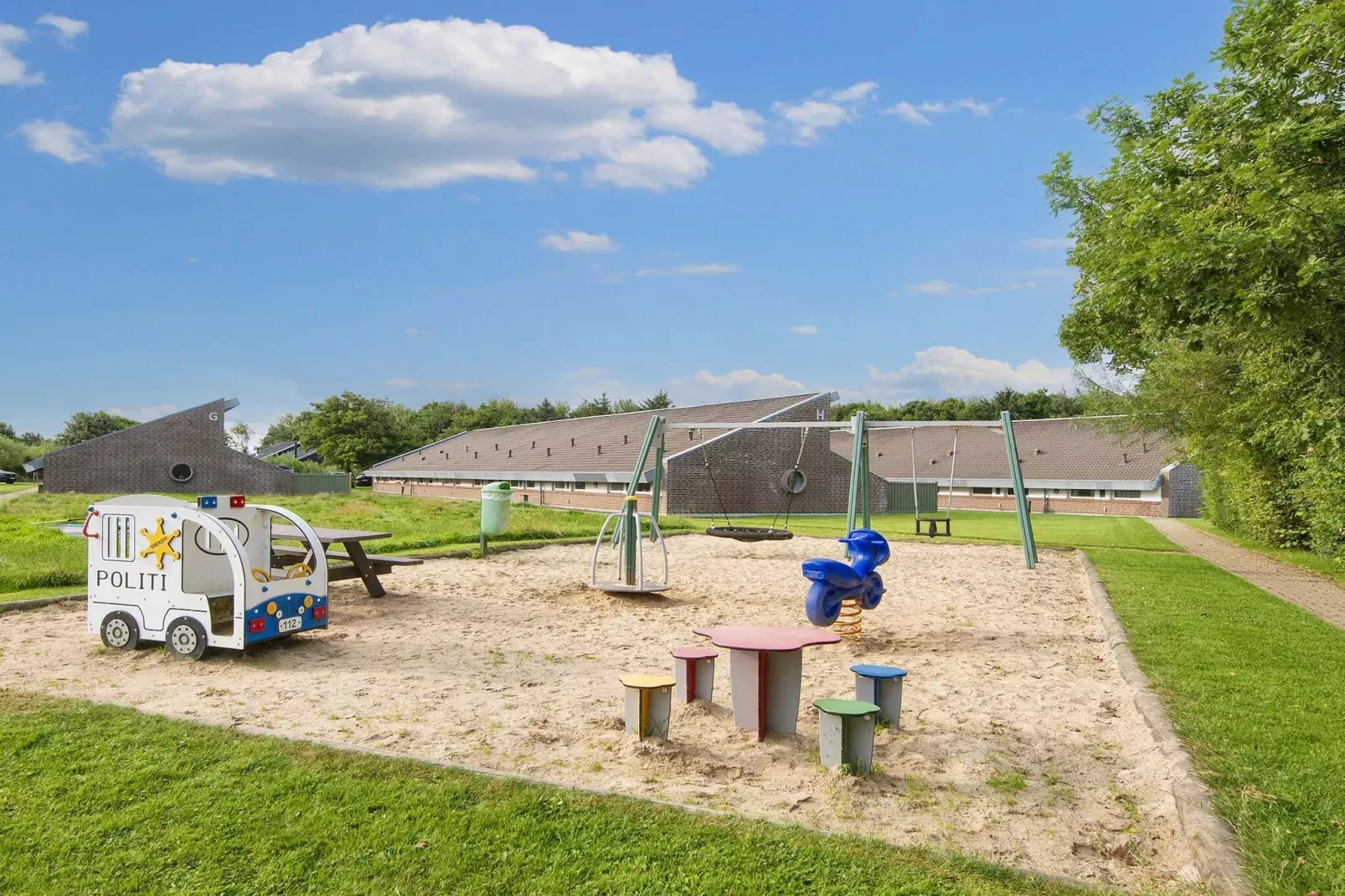 3 room,2 levels,dishwasher