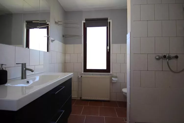 Bungalow 6 Waren-Badkamer