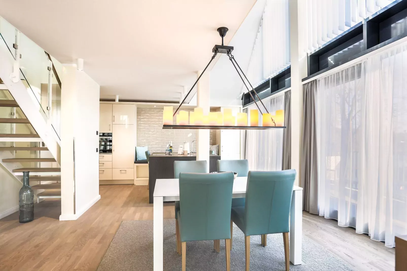 Apartments im MAREMÜRITZ Yachthafen Resort & Spa / Mare Grand Maisonette Suite 2 Personen-Eetkamer