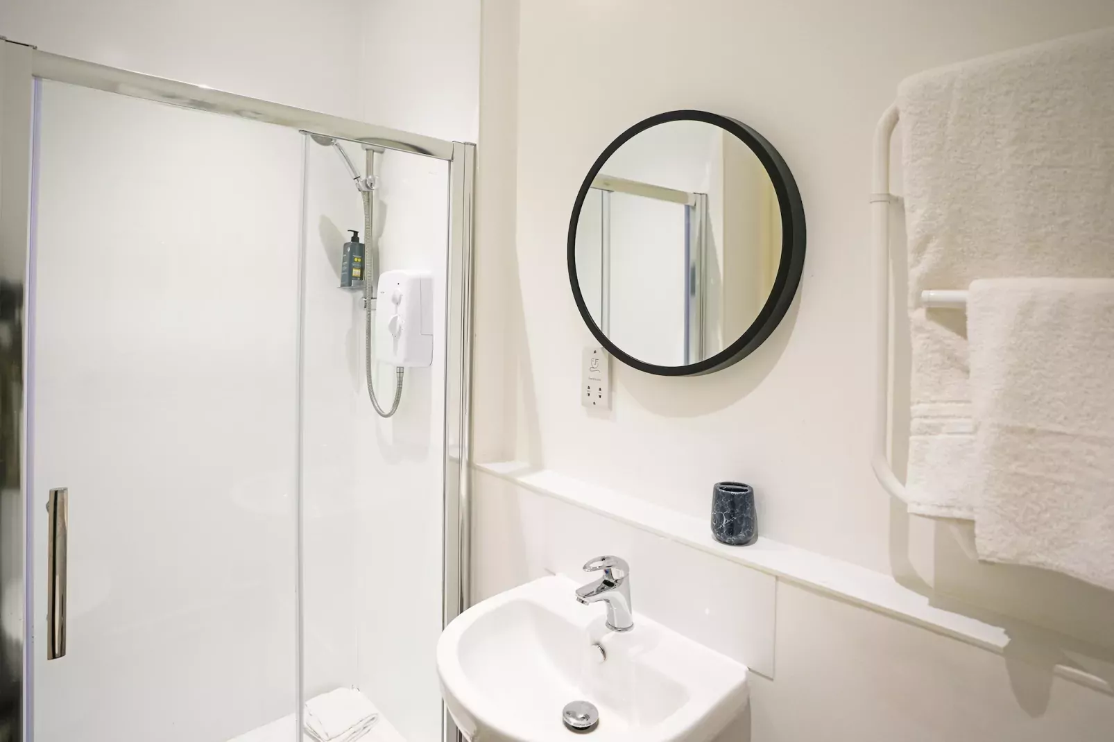 Kingston Luxe Suites Riverside Apartment Belvilla-Badkamer