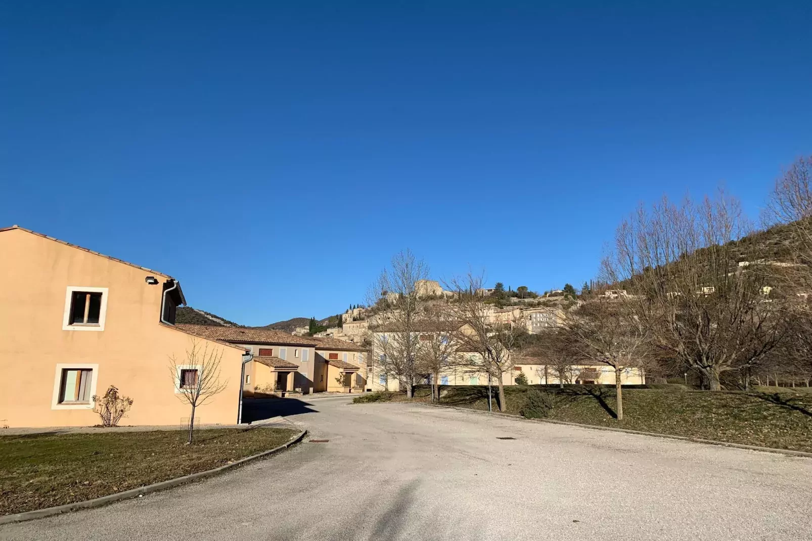 Résidence Les Sources - Montbrun-les-Bains // Studio 2 pers-Buitenkant zomer