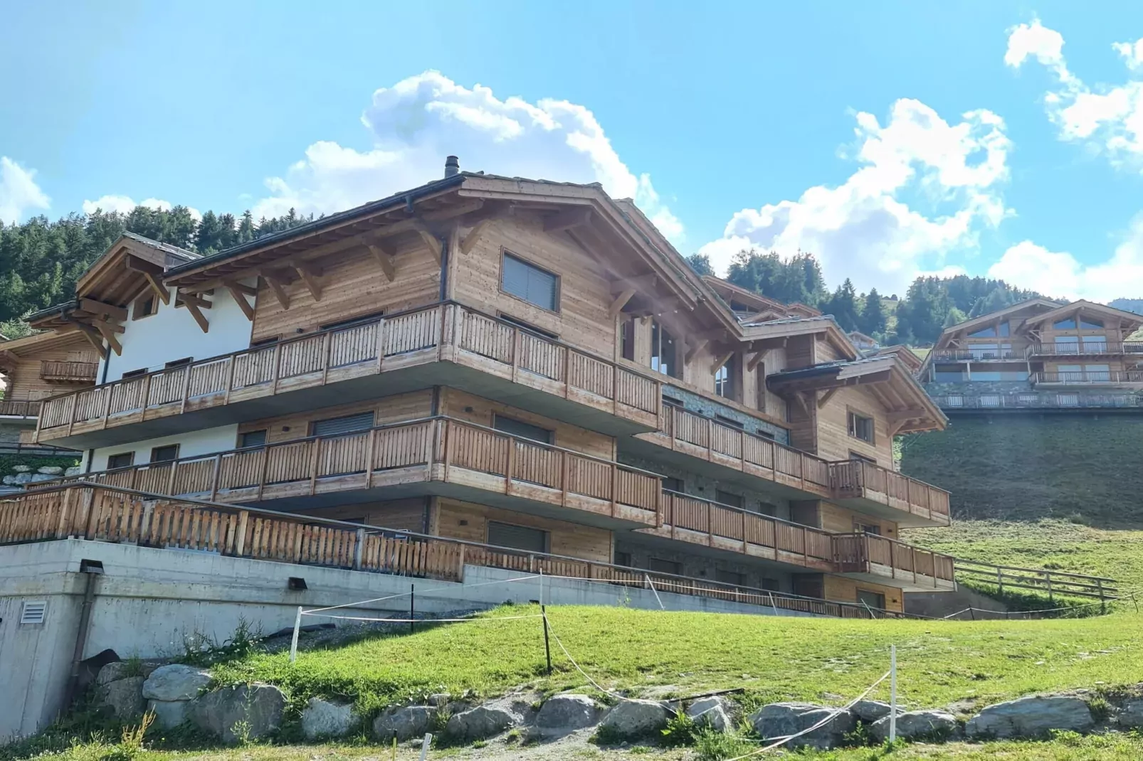 Les Mayens MB 022 - LUXURY apartment 14 pers-Buitenkant zomer