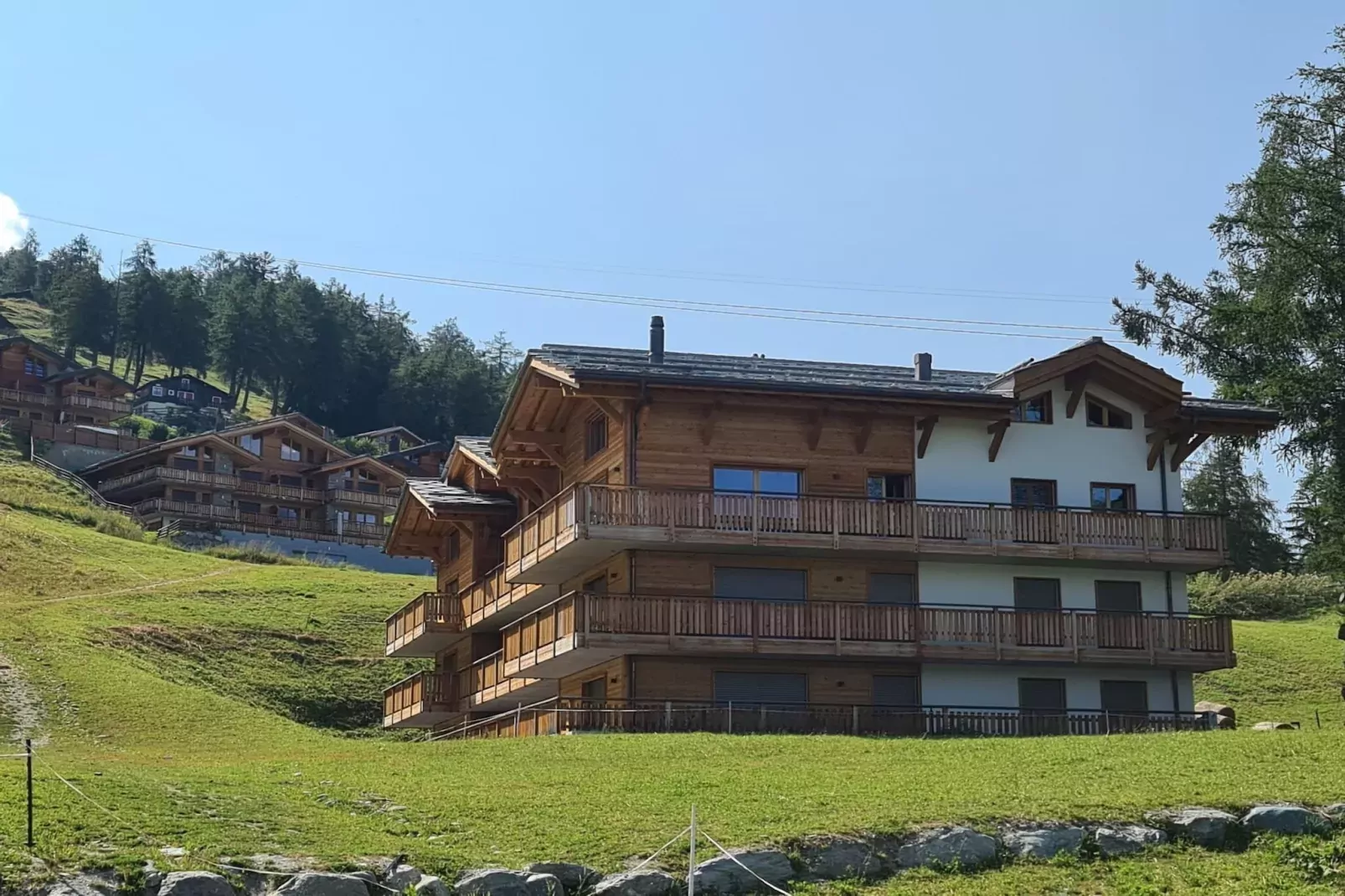 Les Mayens MB 022 - LUXURY apartment 14 pers-Buitenkant zomer