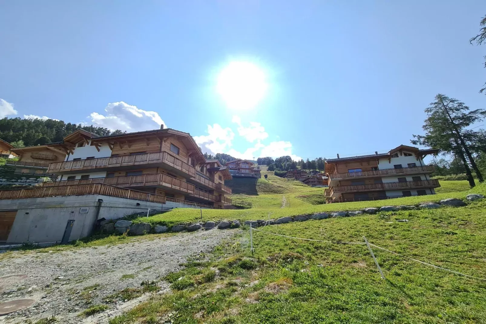 Les Mayens MB 022 - LUXURY apartment 14 pers-Buitenkant zomer