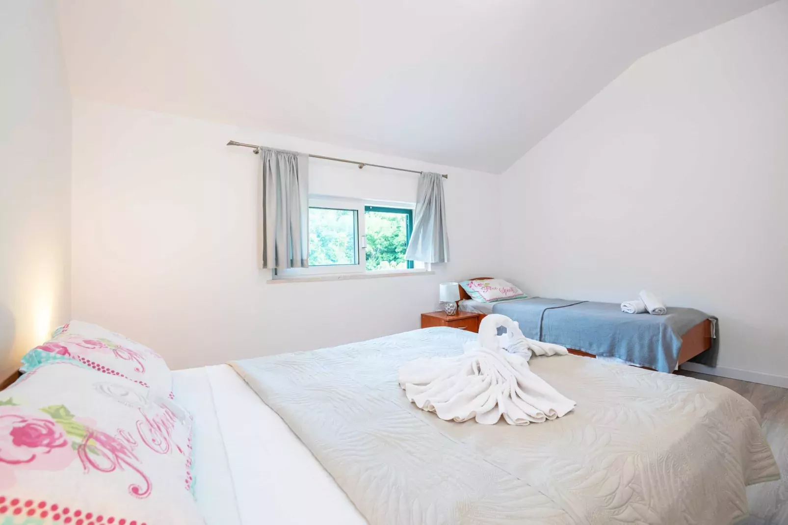 Apartments Azzurro- One Bedroom Apartment with Terrace and Hot Tub ( Azzurro II-gornji)-Slaapkamer