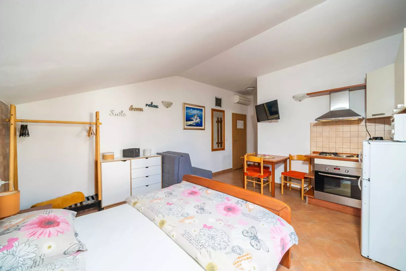 Apartments Senjo - Studio Apartment with Balcony and Garden View (Apartman 5)-Slaapkamer