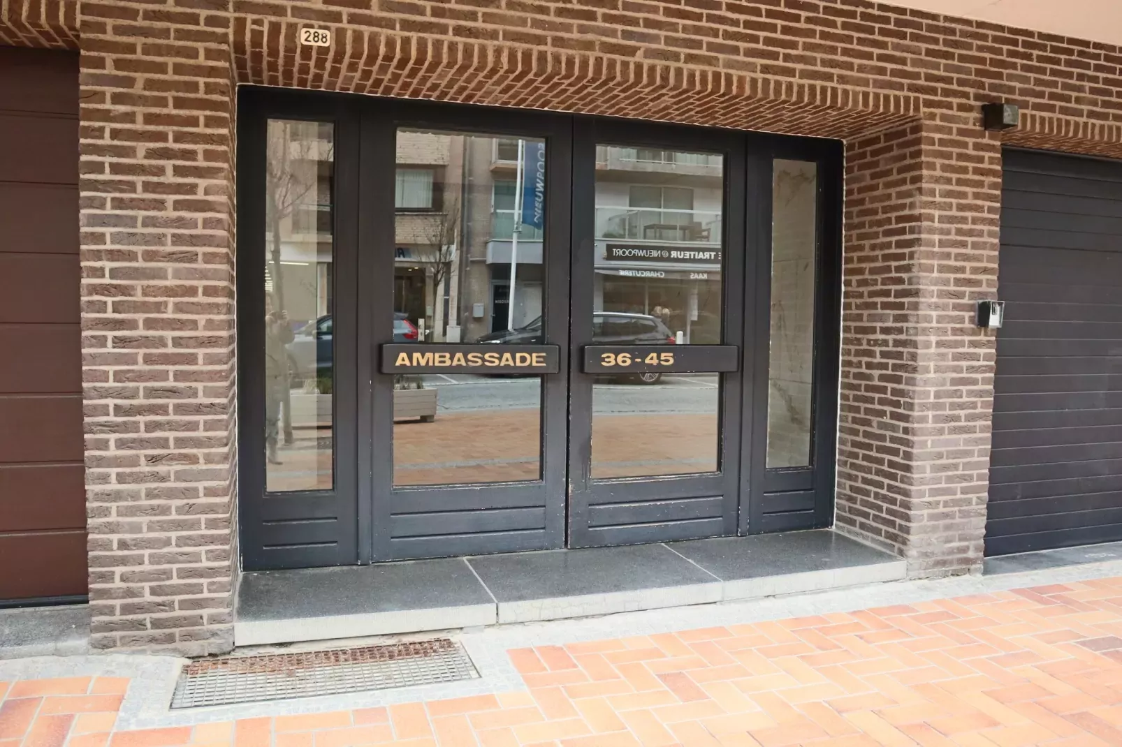 AMBASSADE C-Hal-ontvangst