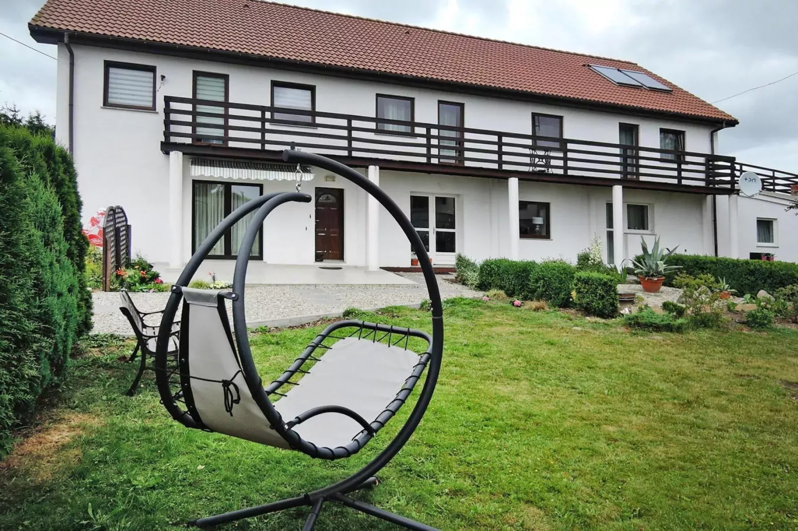 Holiday spacious modern flat in Dabrowa-Buitenkant zomer