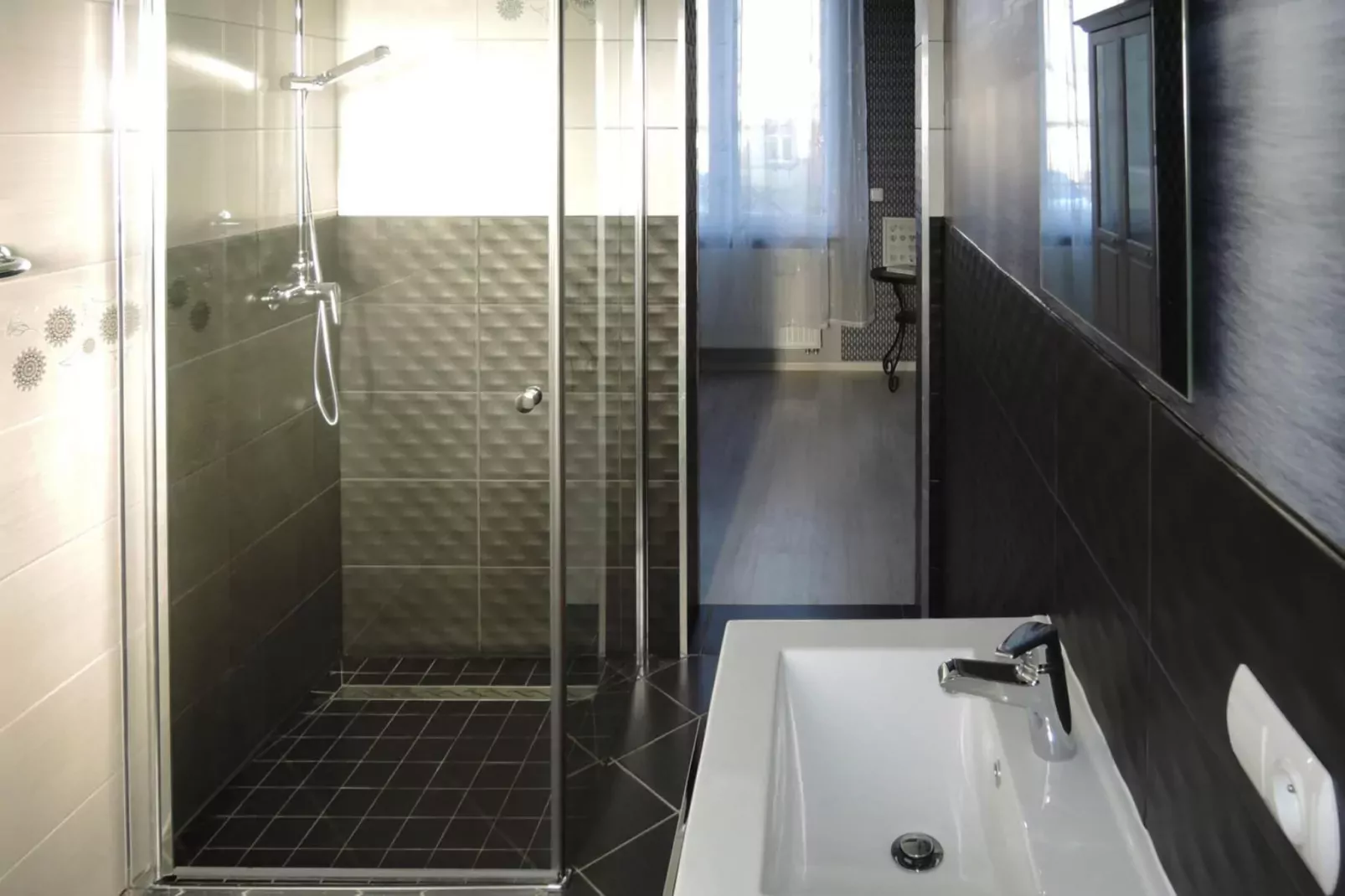 Holiday luxury apartment in Rewal-Badkamer