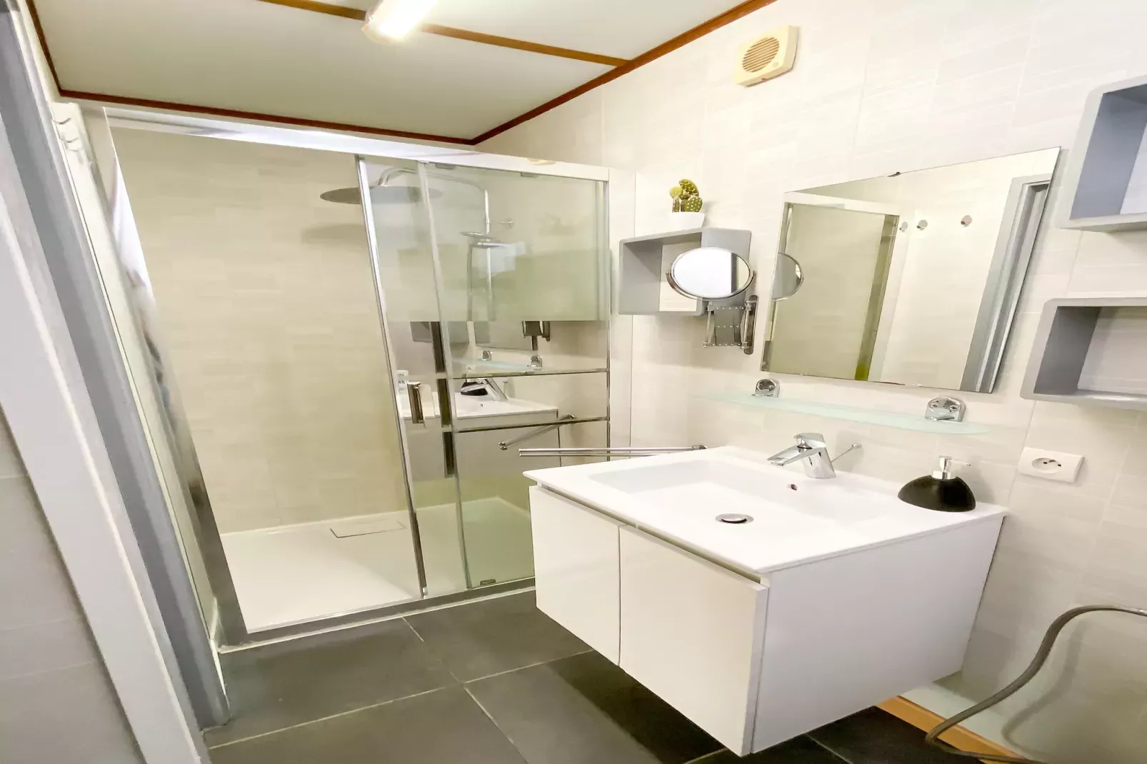 Domaine Les Tamaris et Les Portes du Soleil Portiragnes // Maison standard 3 chambres 7 pers-Badkamer