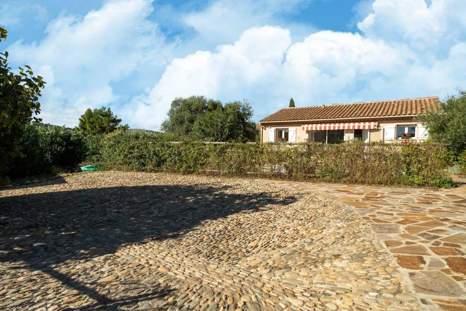 Villa in Roquebrun met privézwembad-Buitenkant zomer