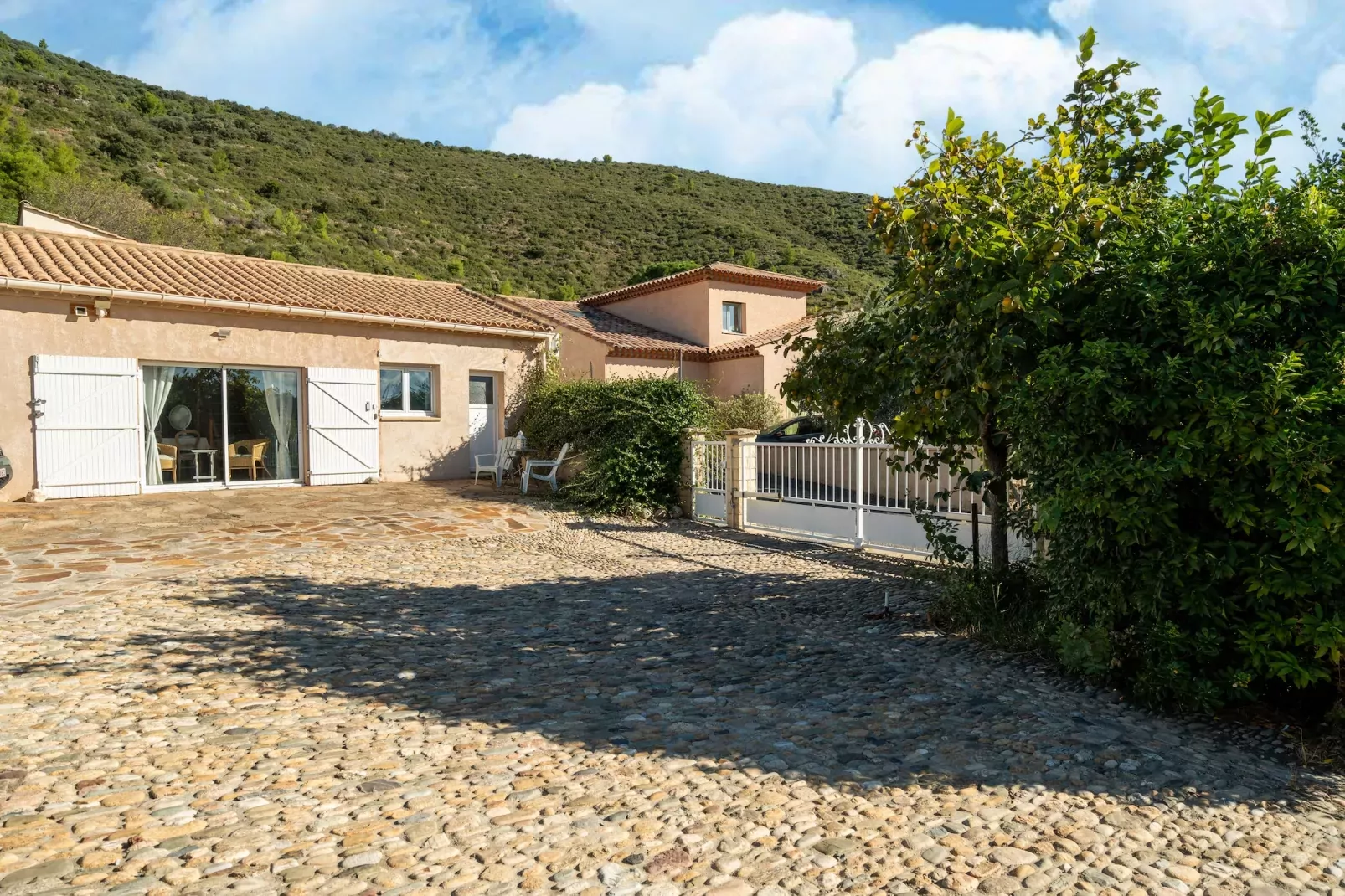 Villa in Roquebrun met privézwembad-Buitenkant zomer