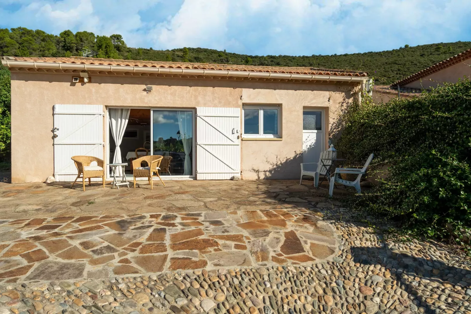 Villa in Roquebrun met privézwembad-Buitenkant zomer