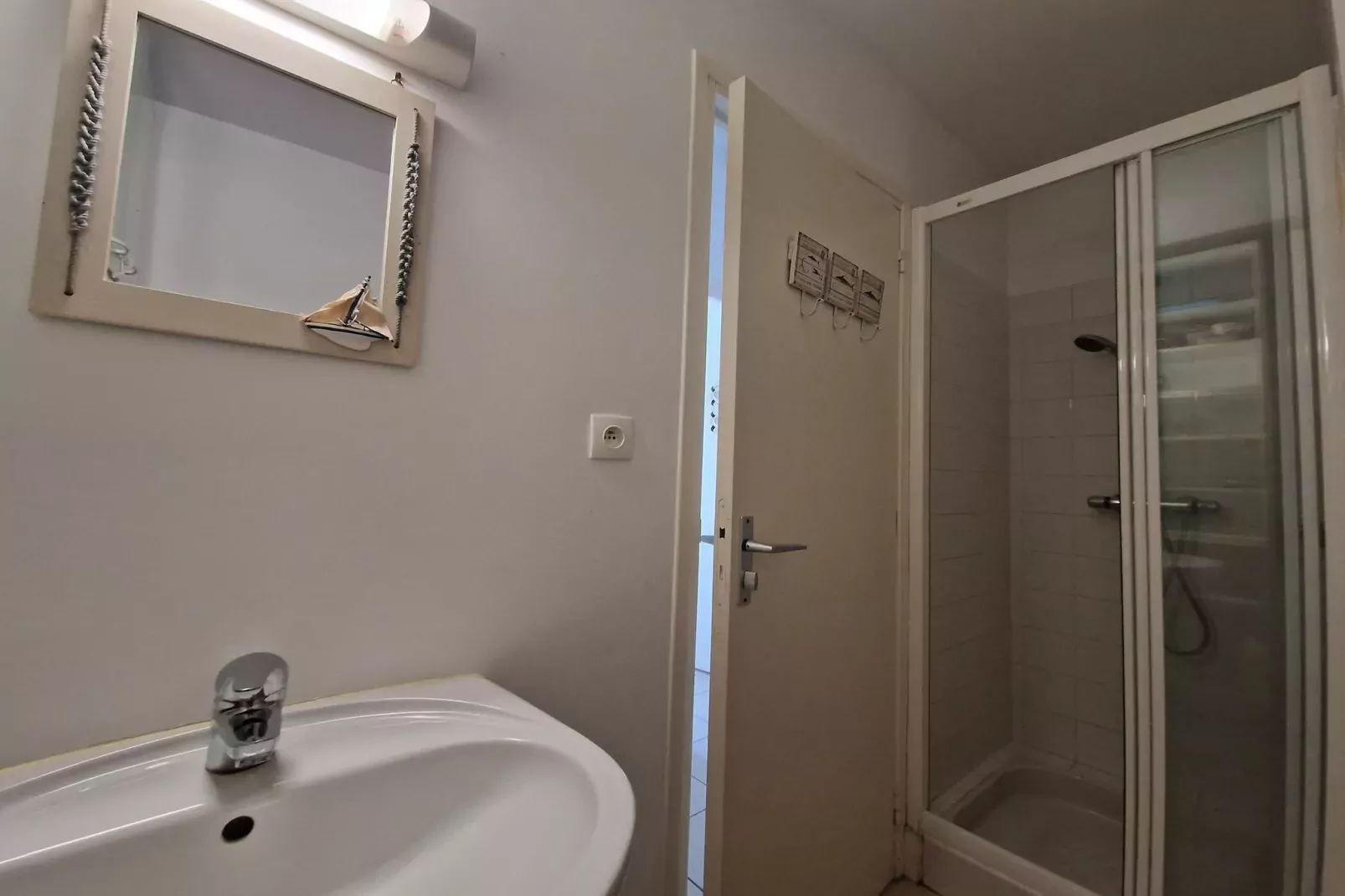 Semi-detached house Damgan-Badkamer