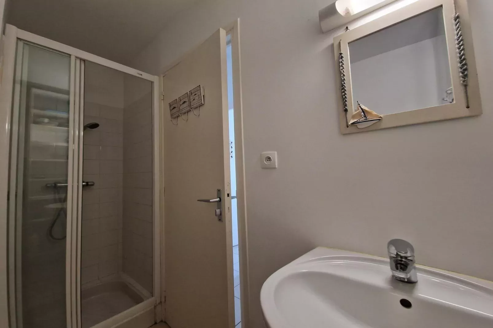 Semi-detached house Damgan-Badkamer