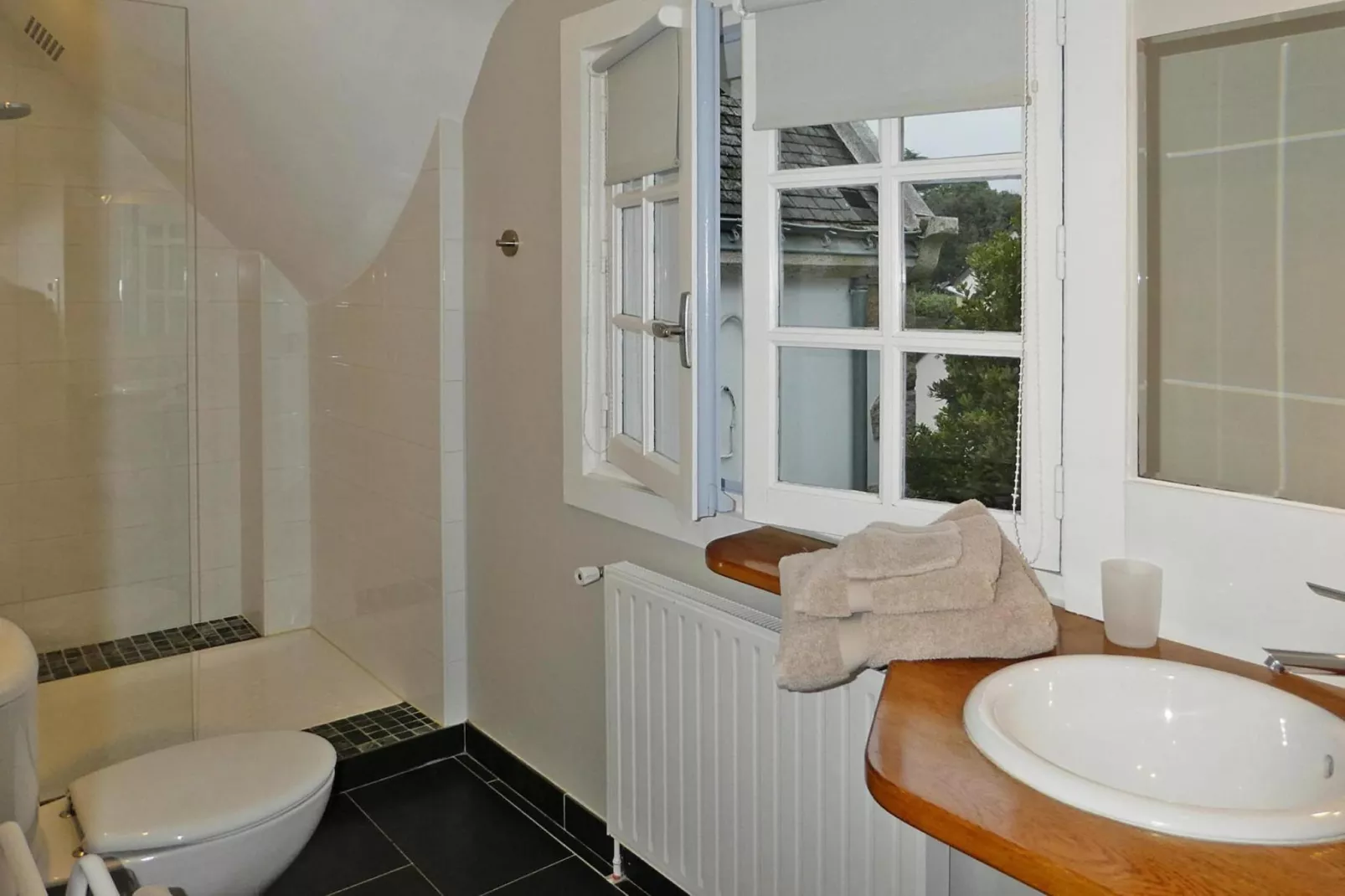 Semi-detached house Carnac-Badkamer
