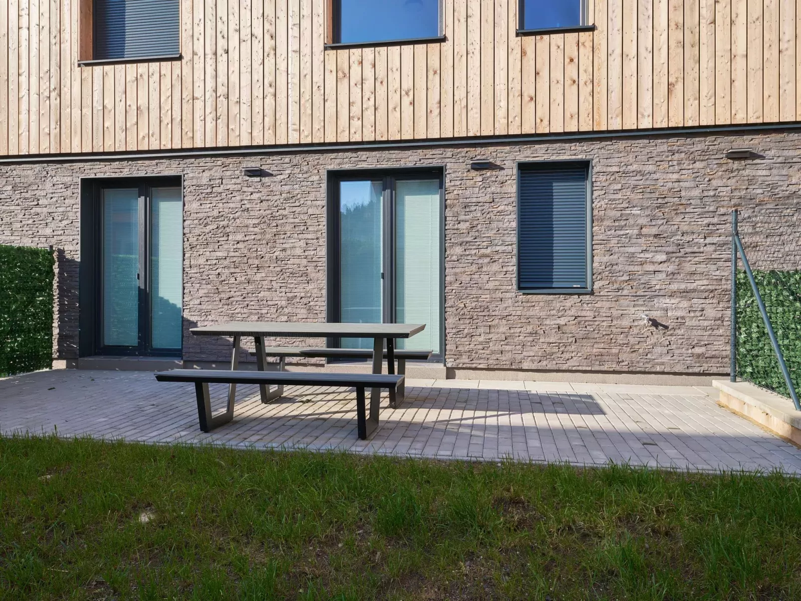 Trendy Mountain Terrace Retreat-Buiten