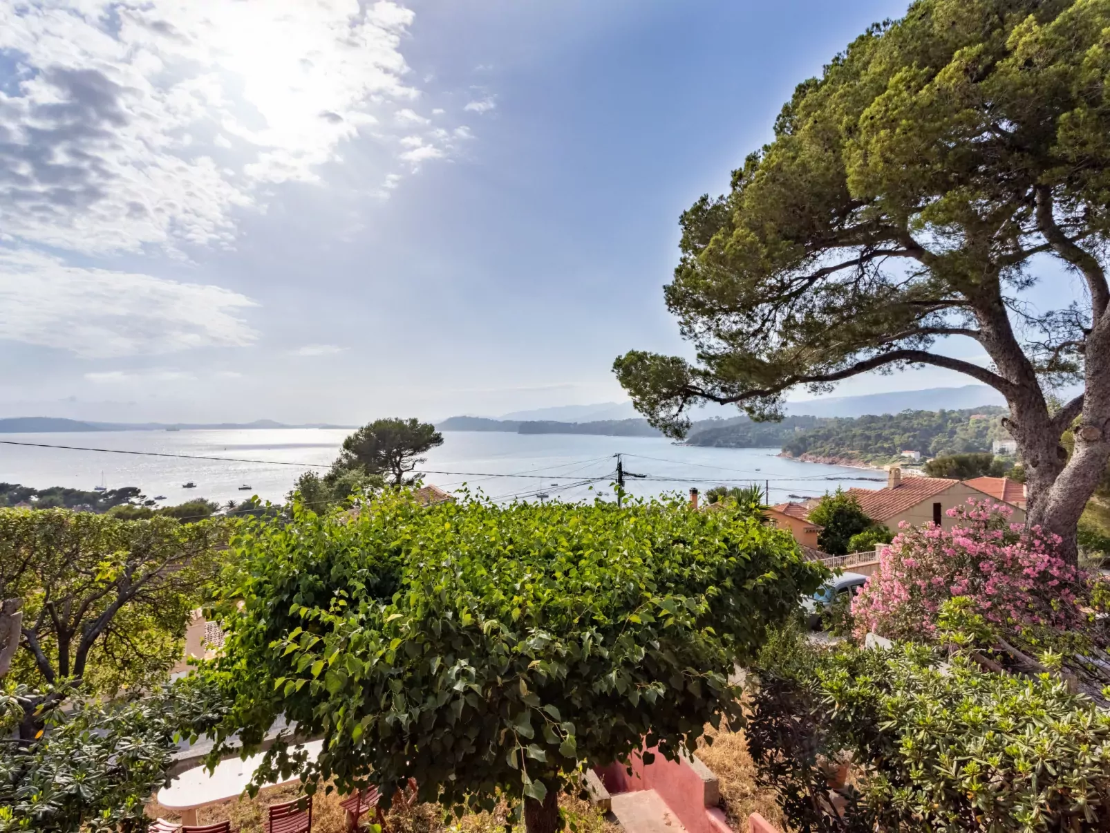 Le Provençal-Buiten