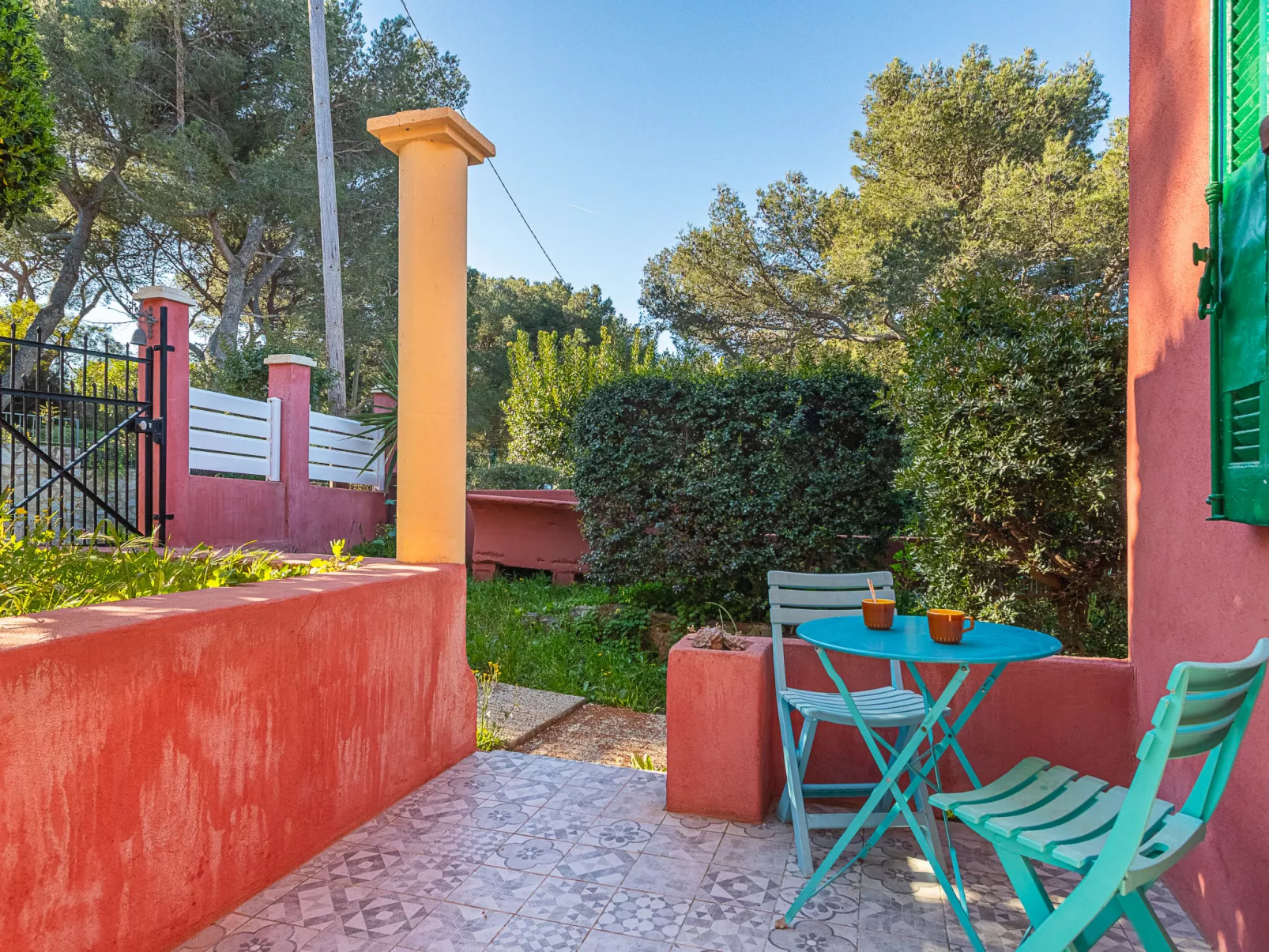 Le Provençal-Buiten