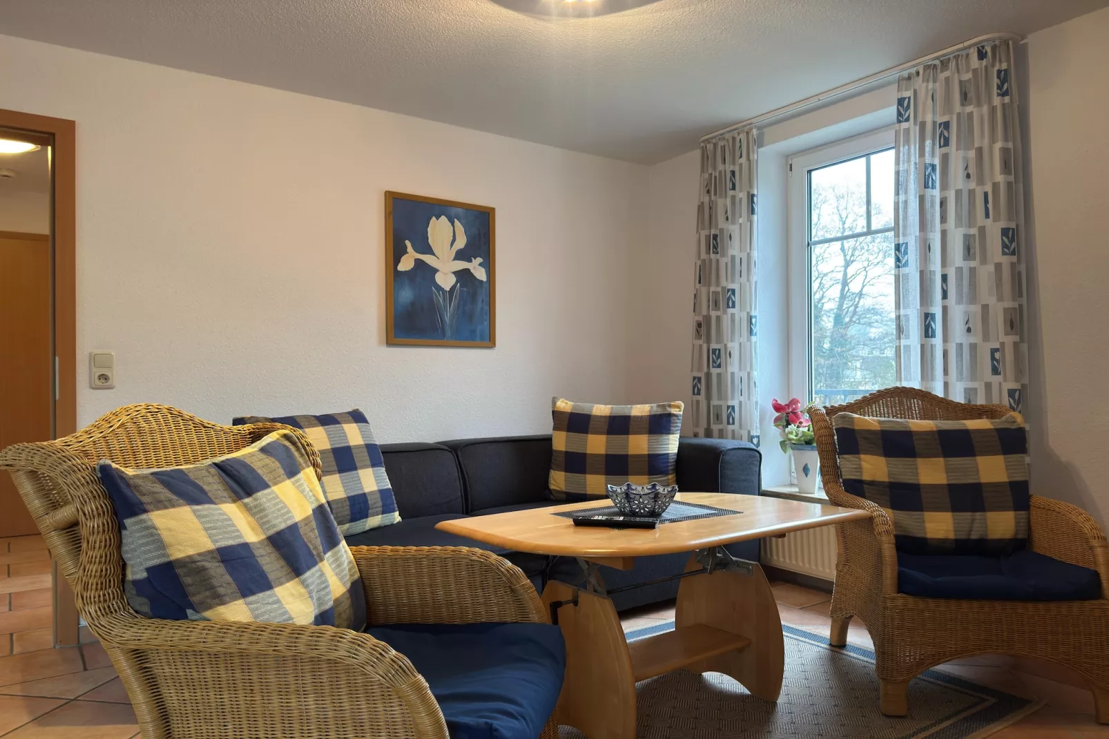 Bernstein mit Balkon am Sandstrand-Woonkamer