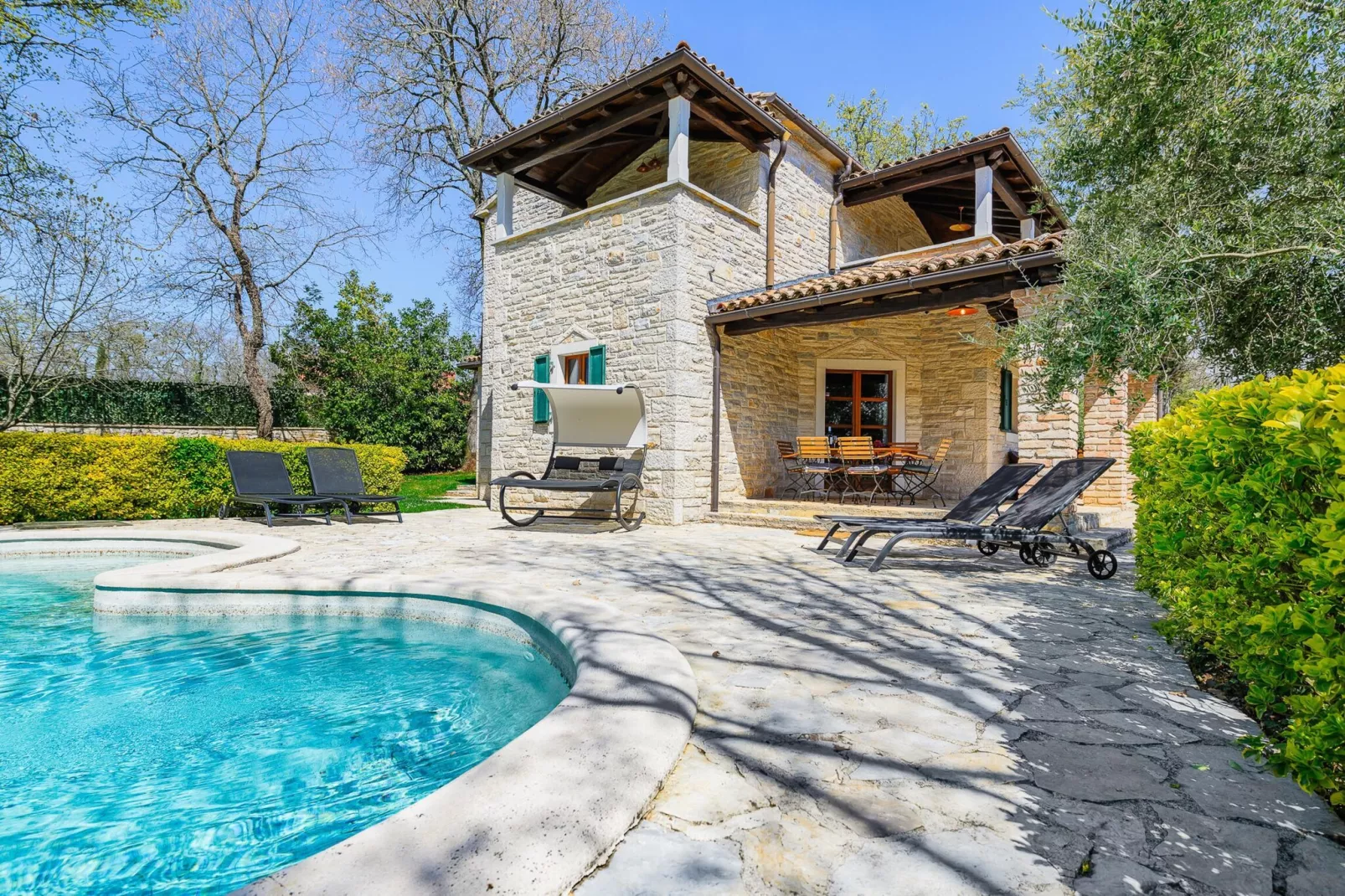 Villa Elaya-Buitenkant zomer