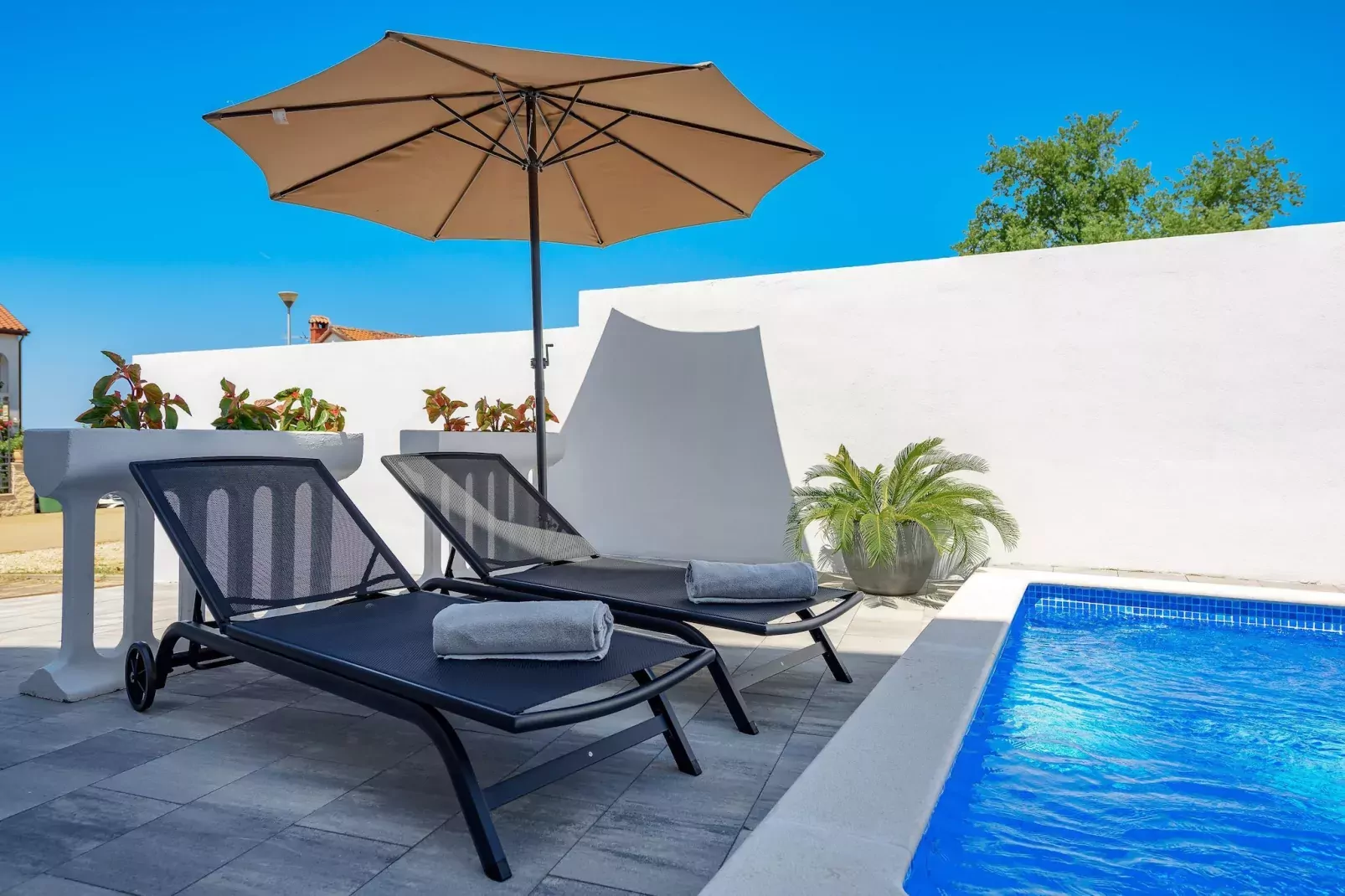Apartment Vedran with heated pool, near Porec-Zwembad