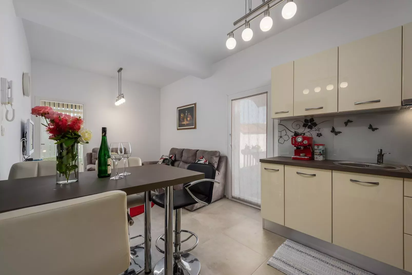 Apartment Vedran with heated pool, near Porec-Woonkamer