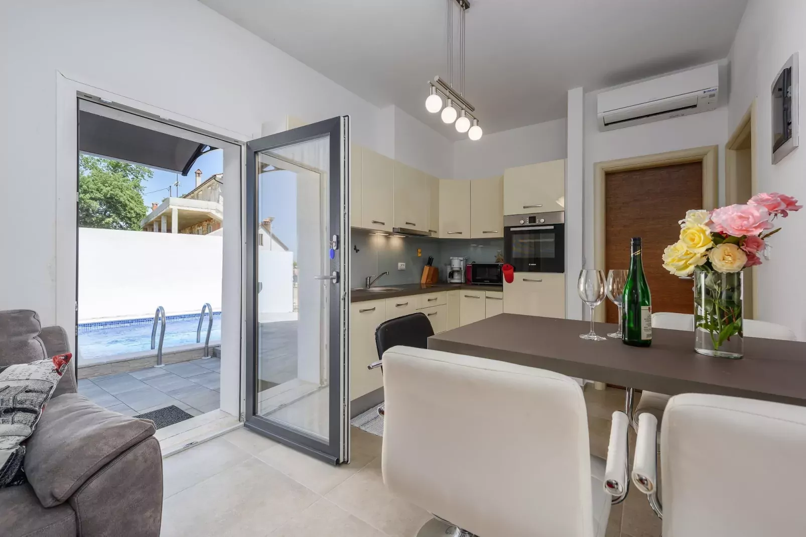 Apartment Vedran with heated pool, near Porec-Woonkamer