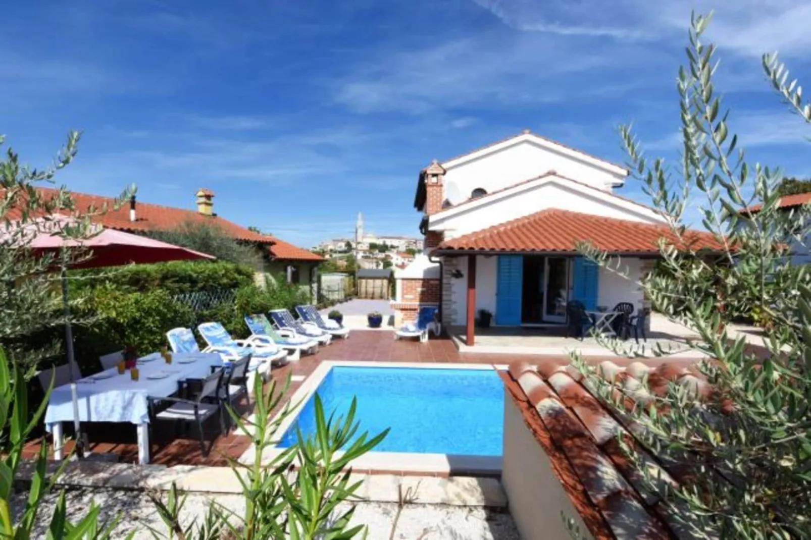 Cherry House-Buitenkant zomer