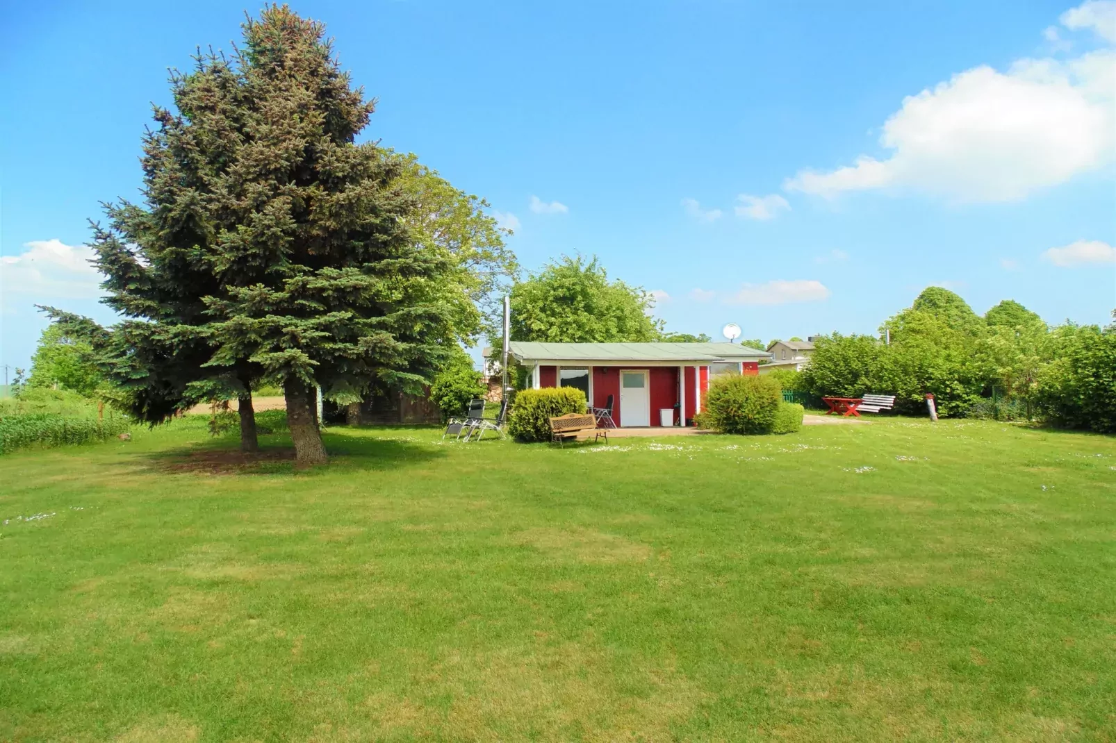 Landidyll im Gartenbungalow-Uitzicht zomer
