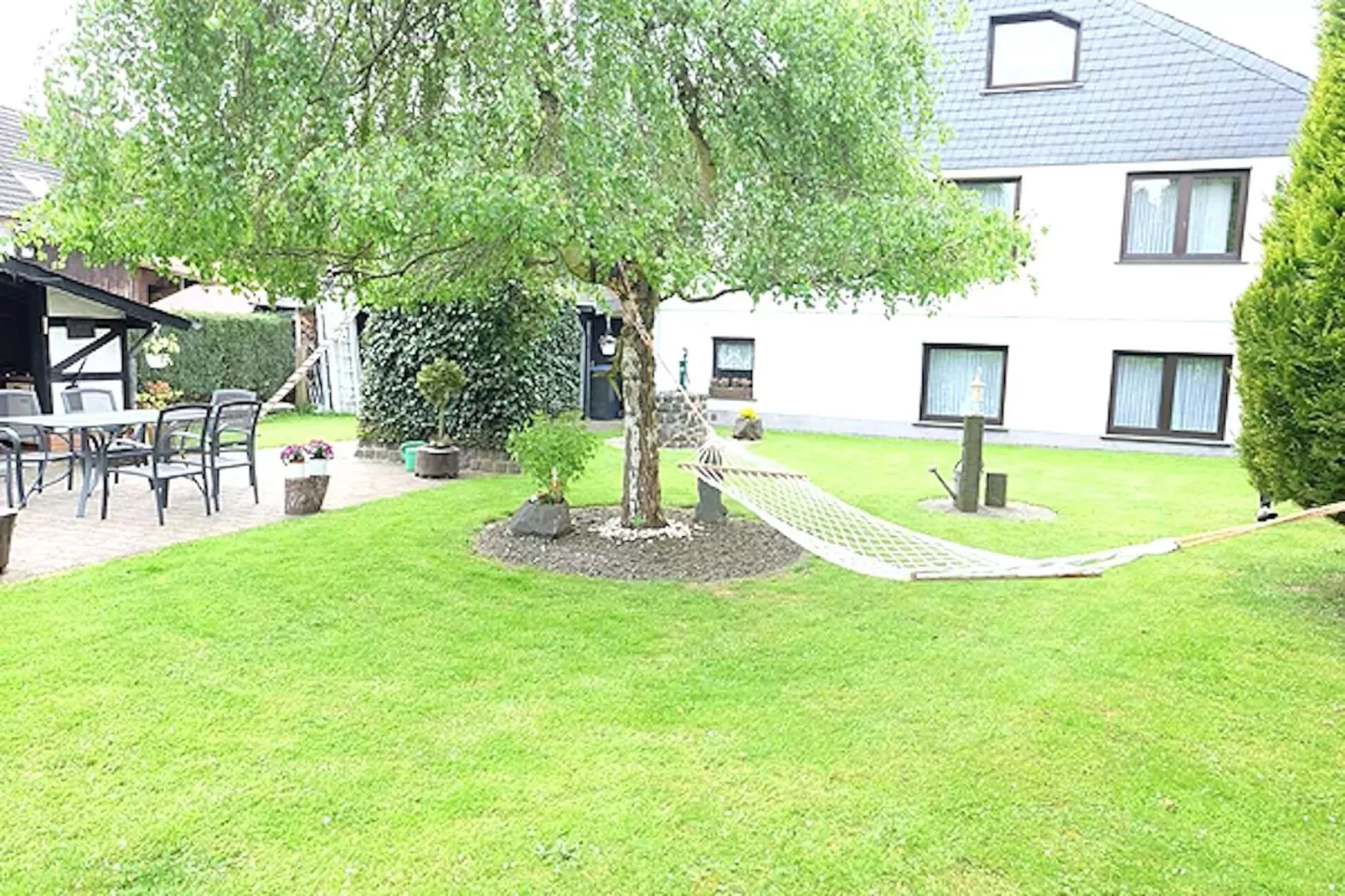 Ferienwohnung Oberstadtfeld Engeln-Tuinen zomer