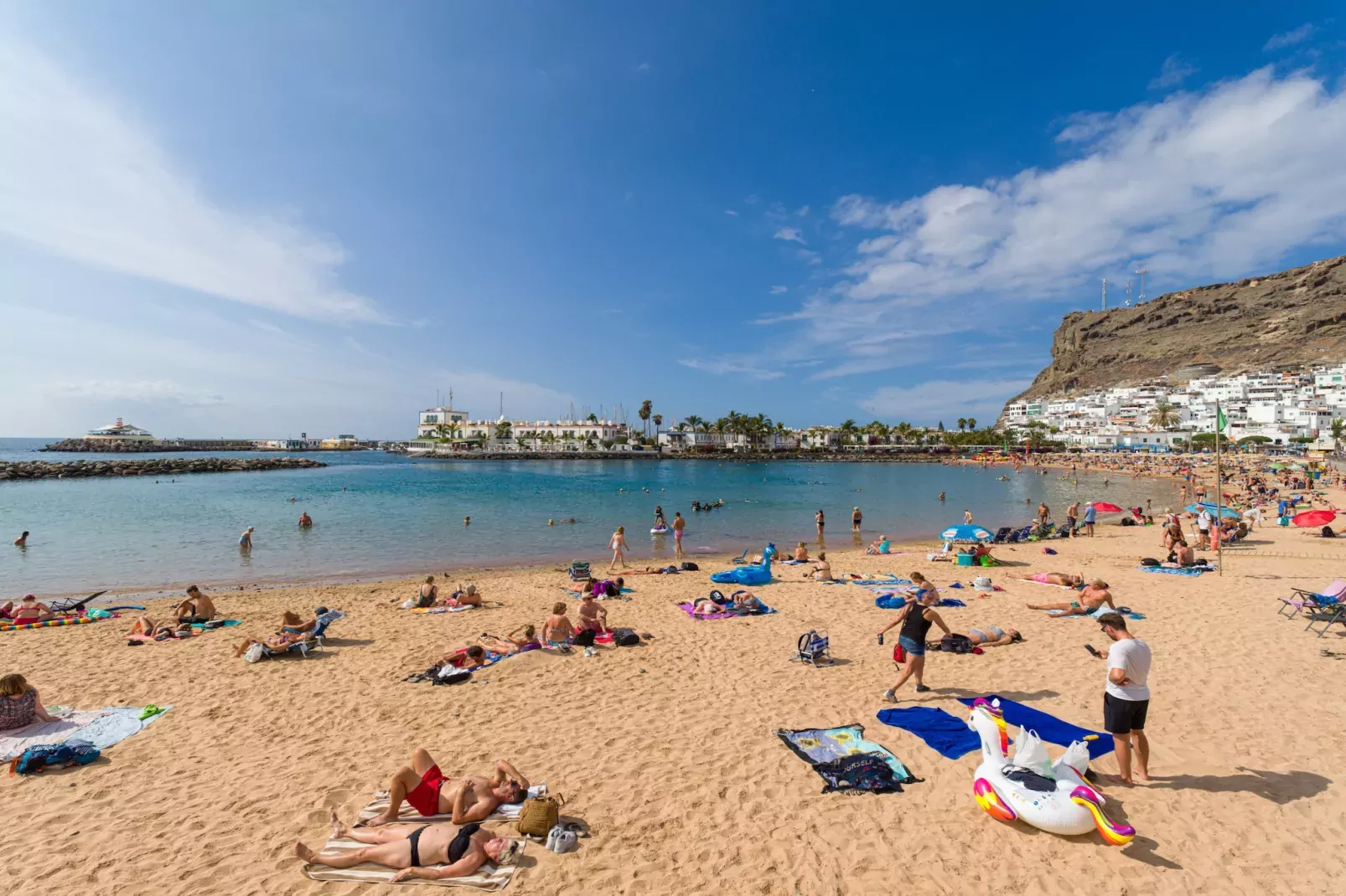 MOGAN BEACH BLUE SKY-Buitenlucht