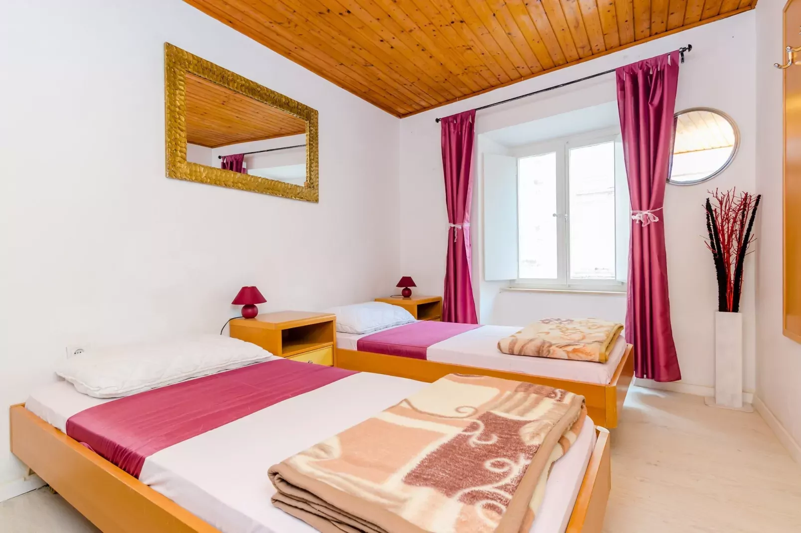 Rooms Jozomare - Standard Twin Room with Shared Bathroom (First floor)