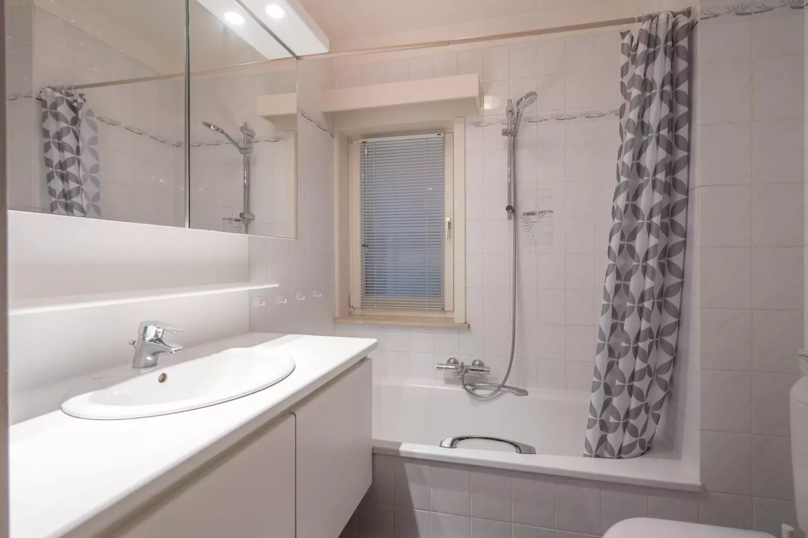 Residence Bergamo-01-Badkamer