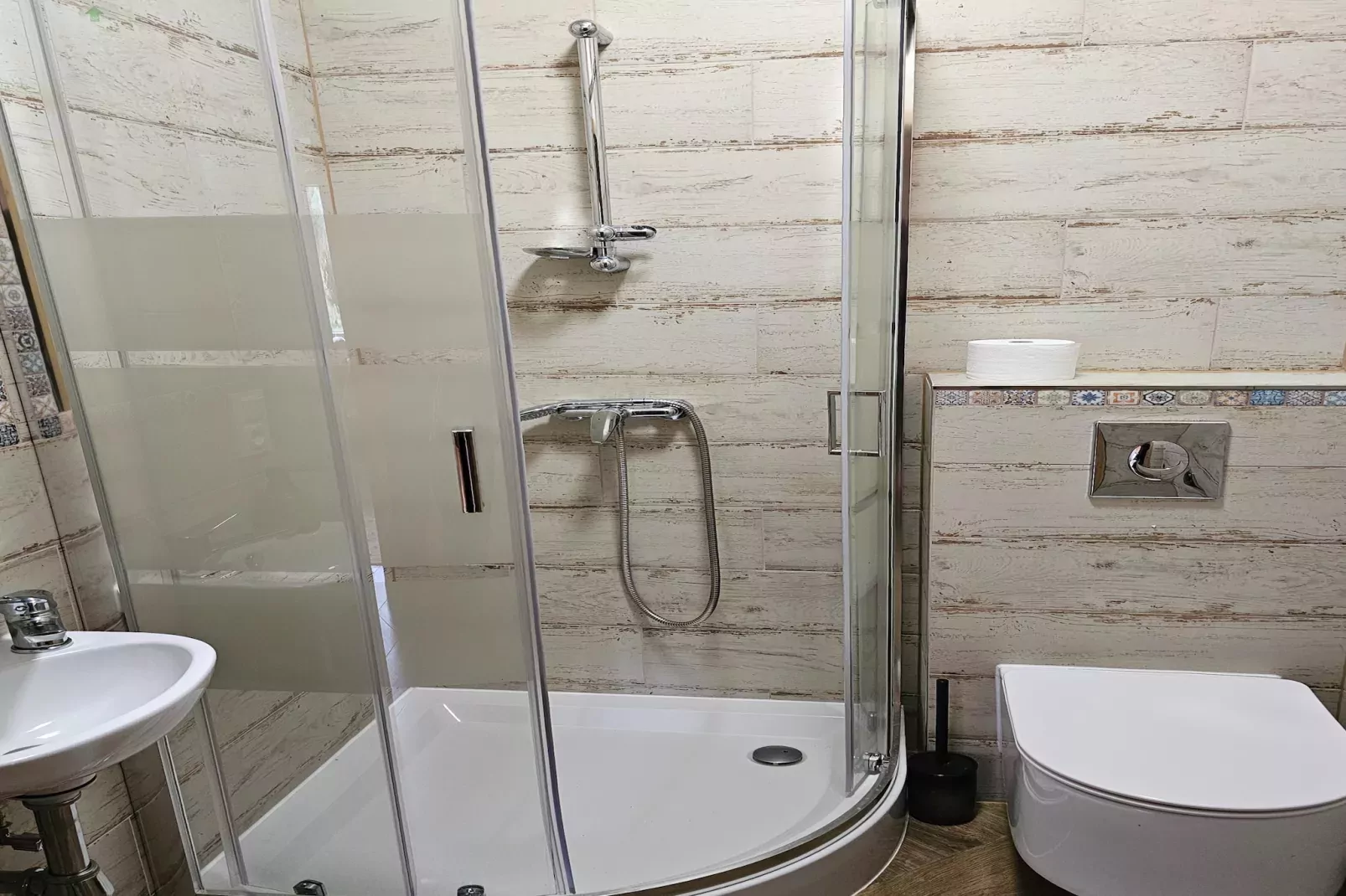 Domek wakacyjny NIEZAPOMINAJKA dla max 6 osób Grąbczyn-Badkamer