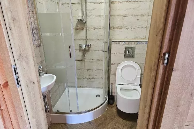 Domek wakacyjny NIEZAPOMINAJKA dla max 6 osób Grąbczyn-Badkamer