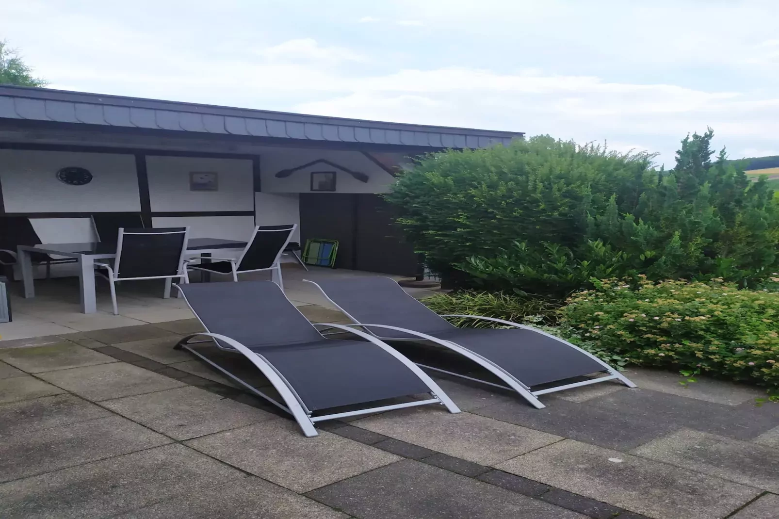 Vakantiehuis aan het Hennermeer met terras-Terrasbalkon