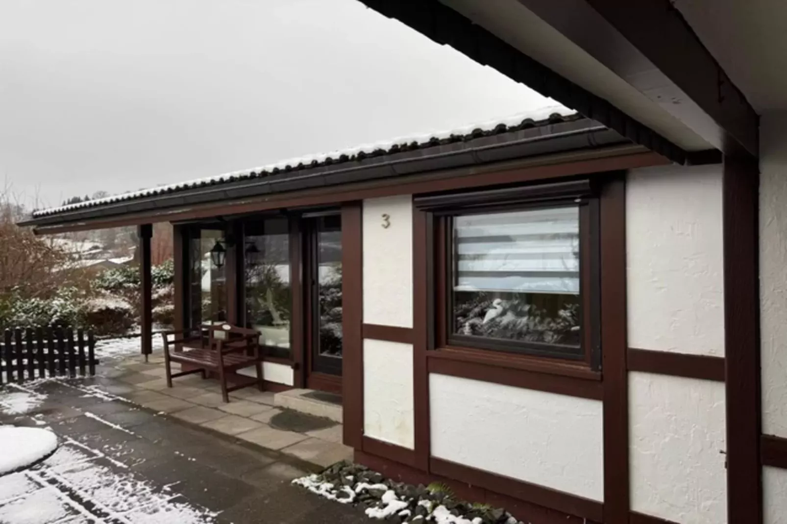 Vakantiehuis aan het Hennermeer met terras-Exterieur winter